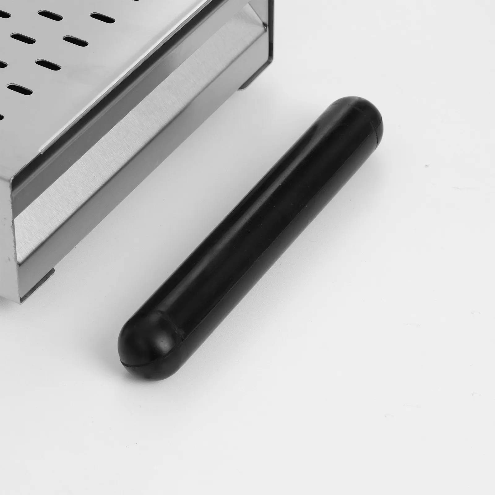 Cận cảnh thanh cao su silicon nằm ngang trong ngăn kéo hộp đập bã