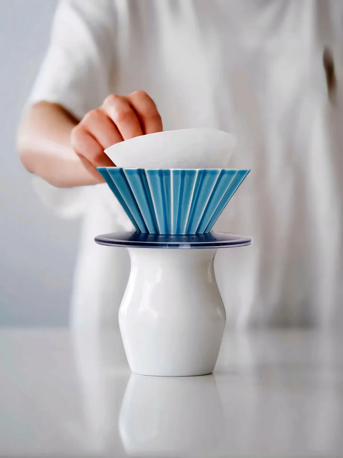 Đặt phễu Origami lên miệng ly Sensory Flavor Cup để pha pour over trực tiếp