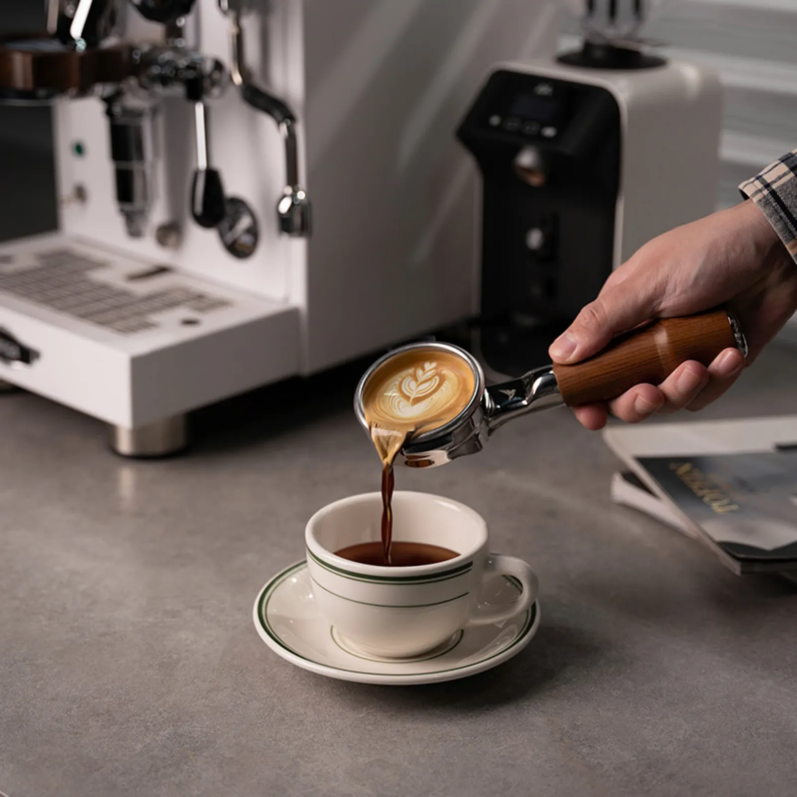 Rót espresso từ tay cầm gỗ Feepie không đáy vào tách cà phê sứ trắng