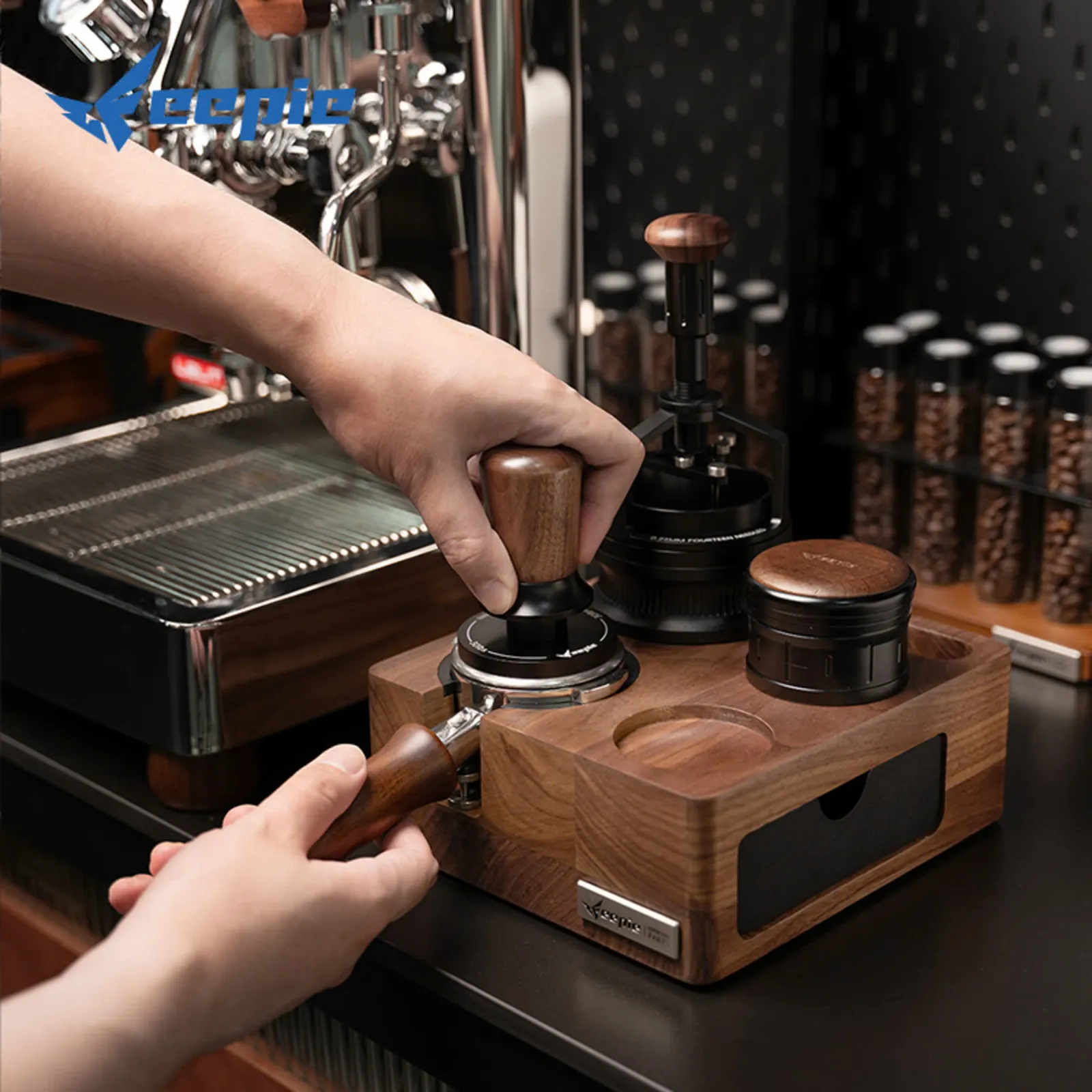 Nén bột trên đế gỗ Feepie trong khi các dụng cụ khác nằm gọn trong hốc
