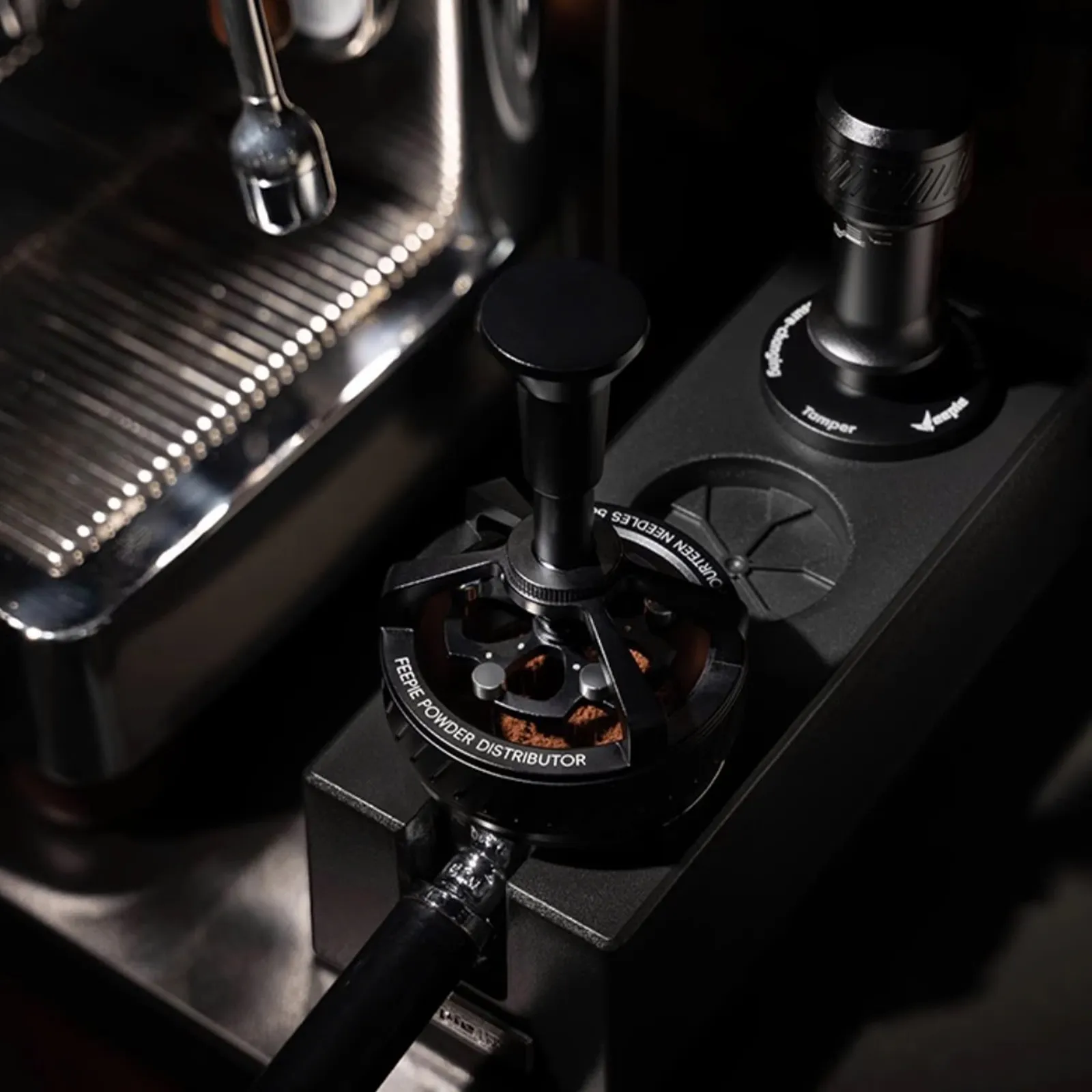 Kim xoay Feepie THOR trên quầy bar cạnh máy espresso