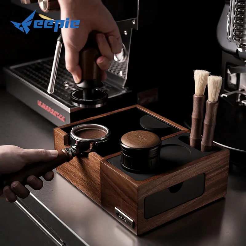 Barista nén bột trên bàn đế nén Feepie đa năng, tay cầm portafilter trong khe nén cạnh máy pha