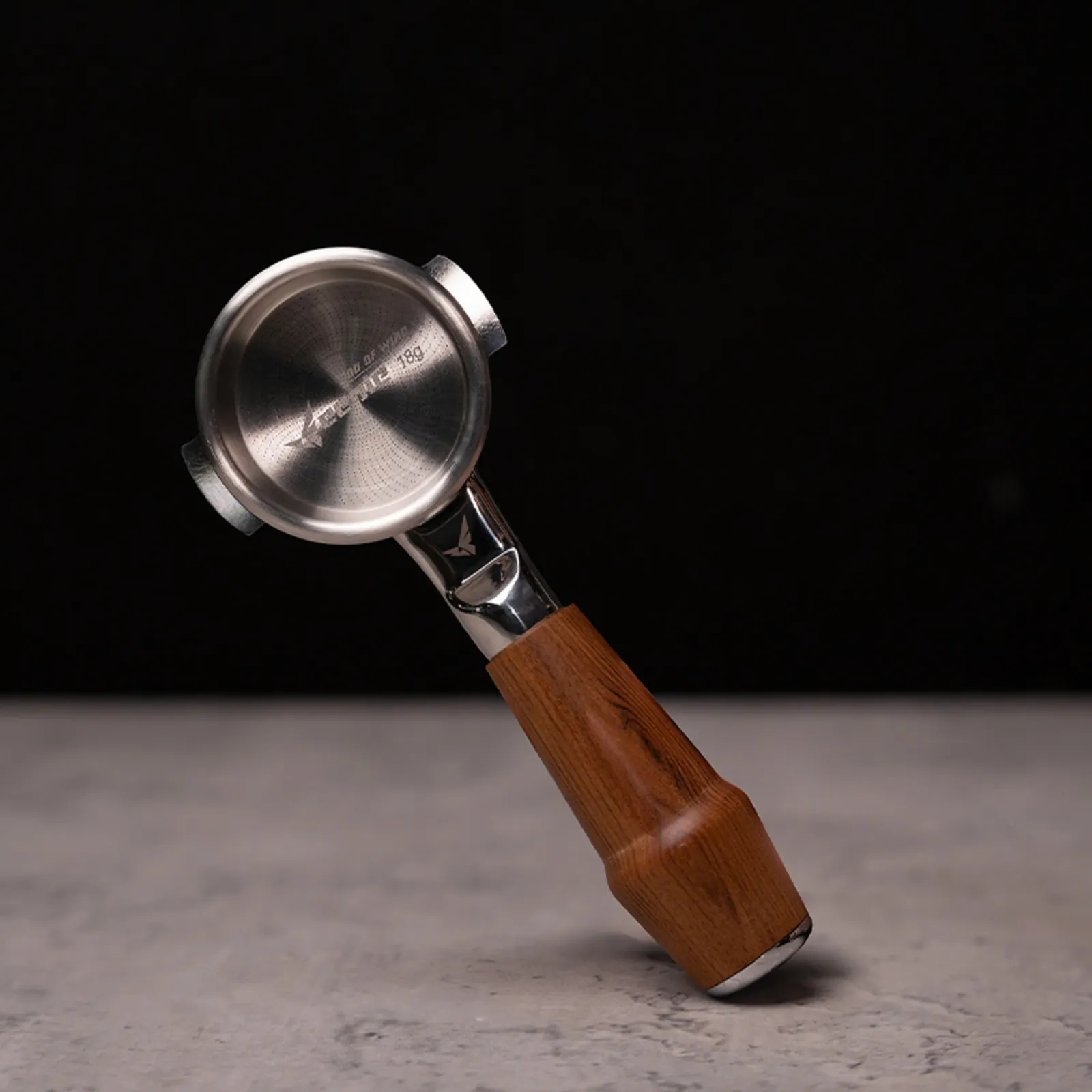 Tay cầm gỗ Cẩm Lai Feepie không đáy nhìn từ đáy, thấy lòng giỏ lọc inox