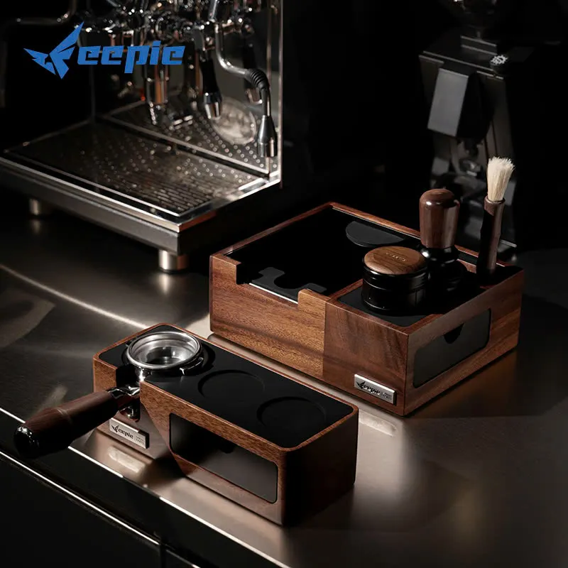 Bàn đế nén Feepie cùng tay cầm portafilter, tamper cán gỗ và cọ vệ sinh bên máy pha espresso
