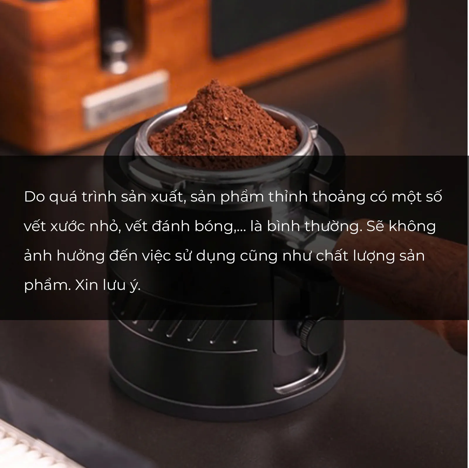 Tay cầm portafilter đầy bột cà phê cố định trong đế nhôm giá đỡ Feepie trước khi nén