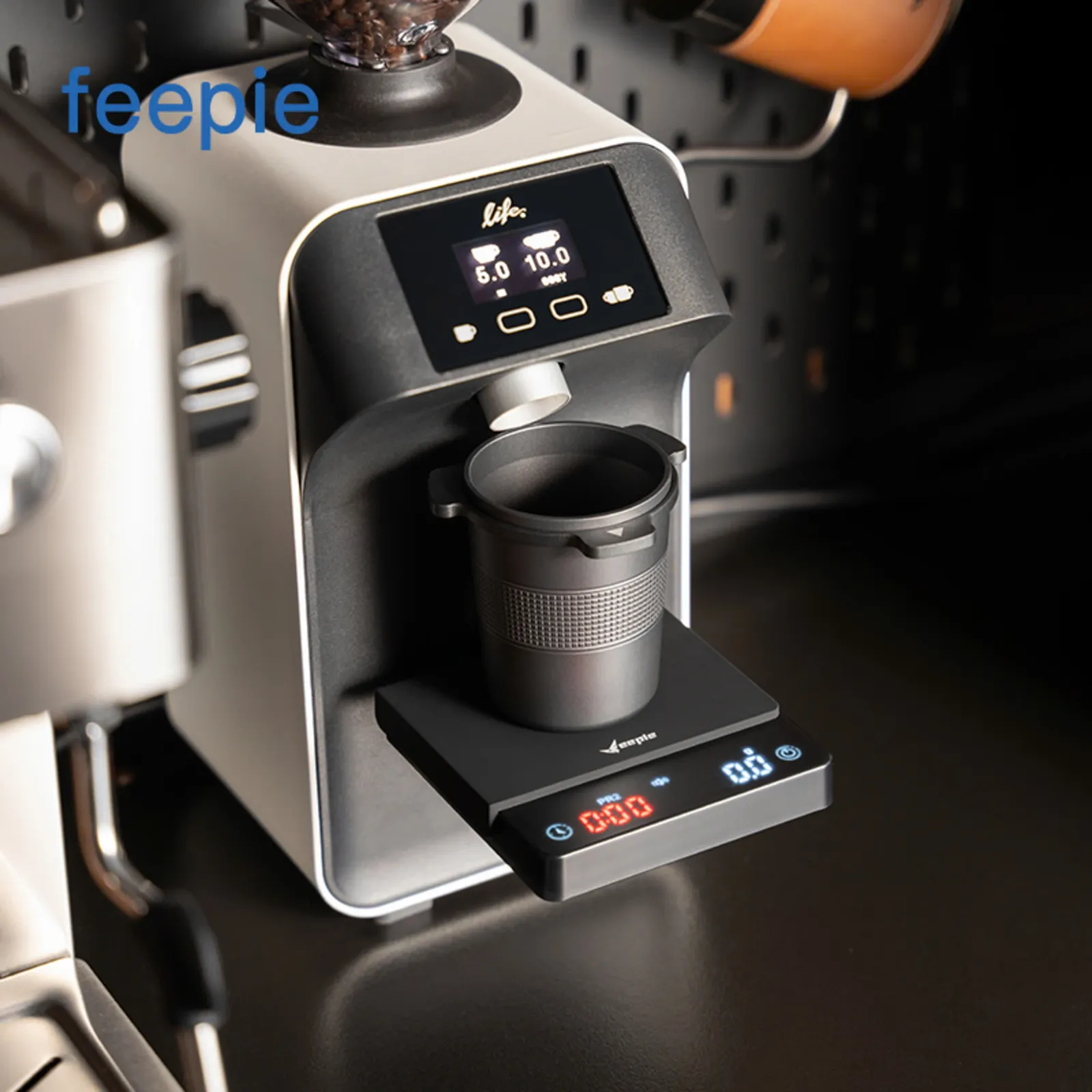 Cân điện tử Feepie đặt dưới máy xay cà phê để cân liều bột chính xác