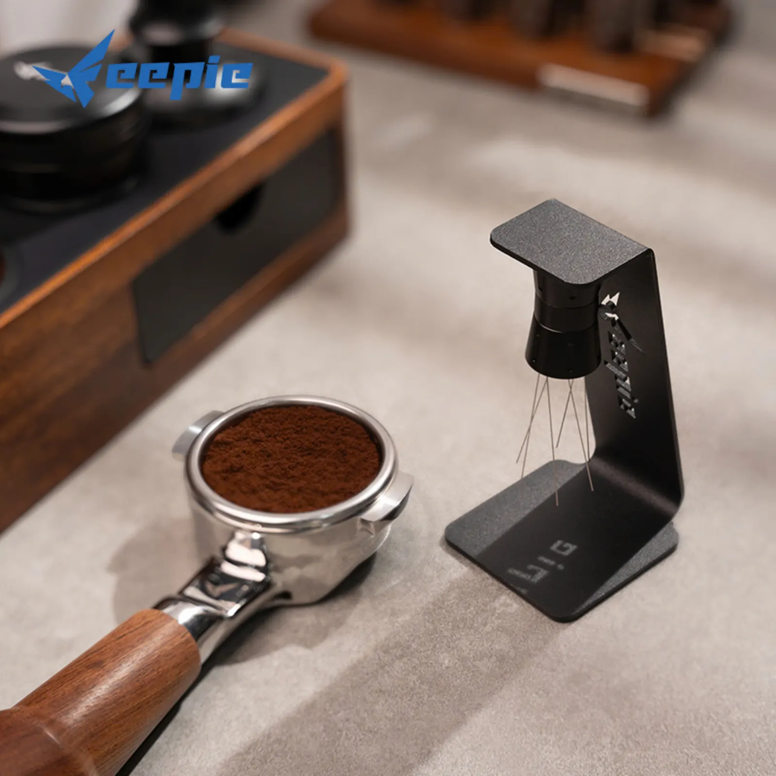 Giá đỡ từ tính giữ kim tán bột Feepie đứng thẳng trên quầy