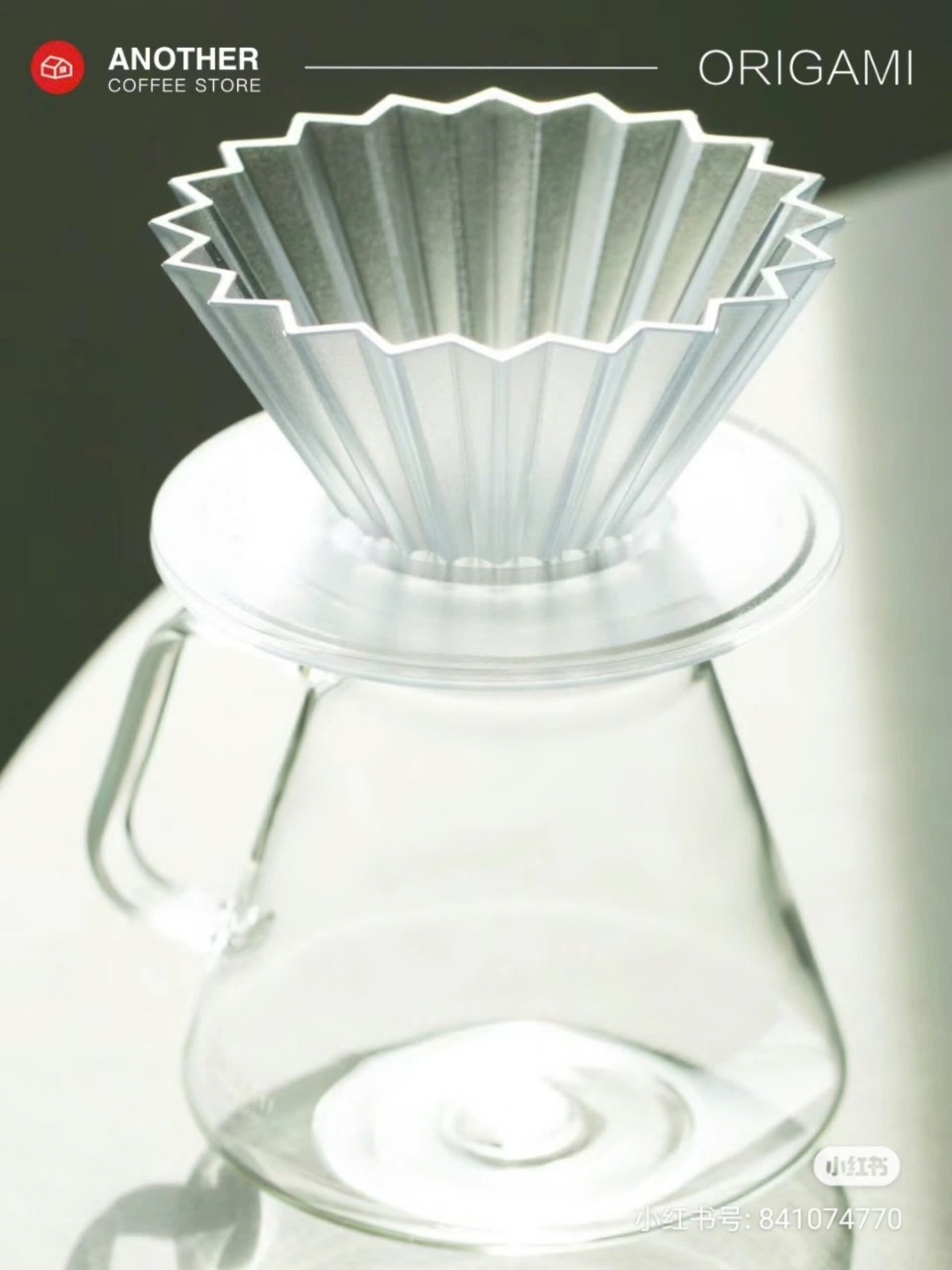 Hộp giấy Origami chính hãng đặt cạnh bình thuỷ tinh trong bộ combo V60 Origami Dripper M