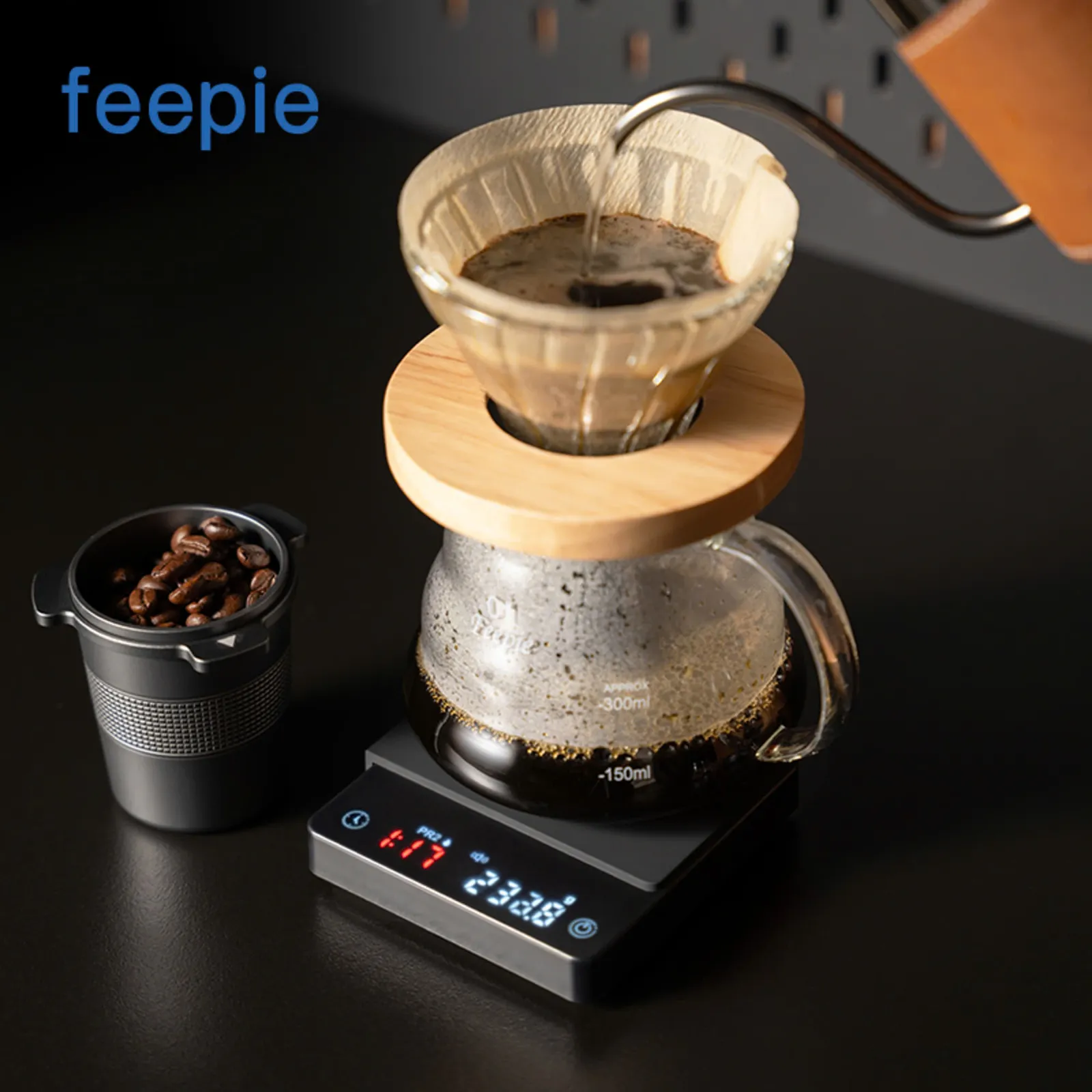 Cân điện tử Feepie cân bình pour over cùng phễu giấy lọc và hạt cà phê trong quầy