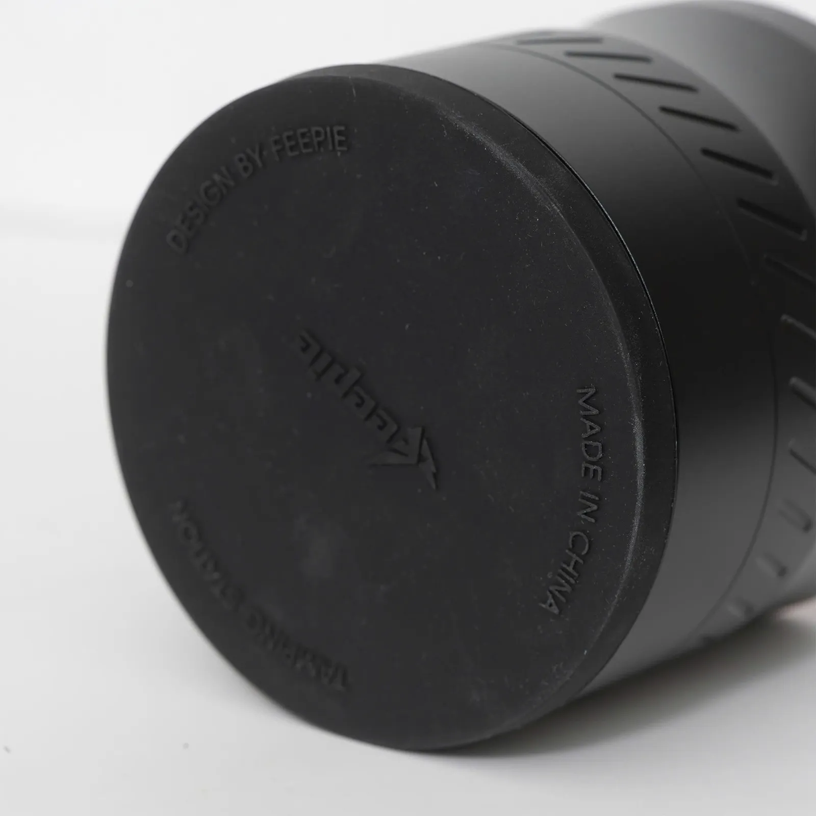 Mặt đáy đế nhôm Feepie dập chữ Design by Feepie và tấm đệm silicon chống trượt