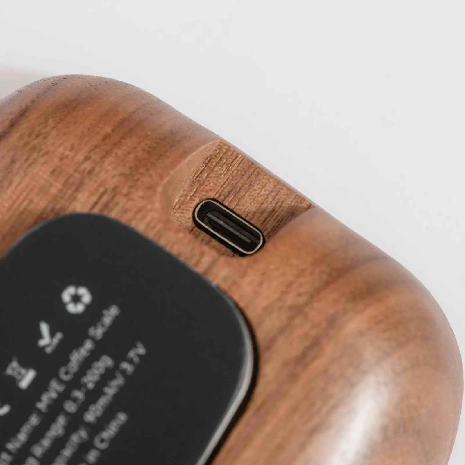 Cận cảnh cổng sạc USB Type-C và nhãn thông số dưới đáy cân điện tử khay gỗ Feepie