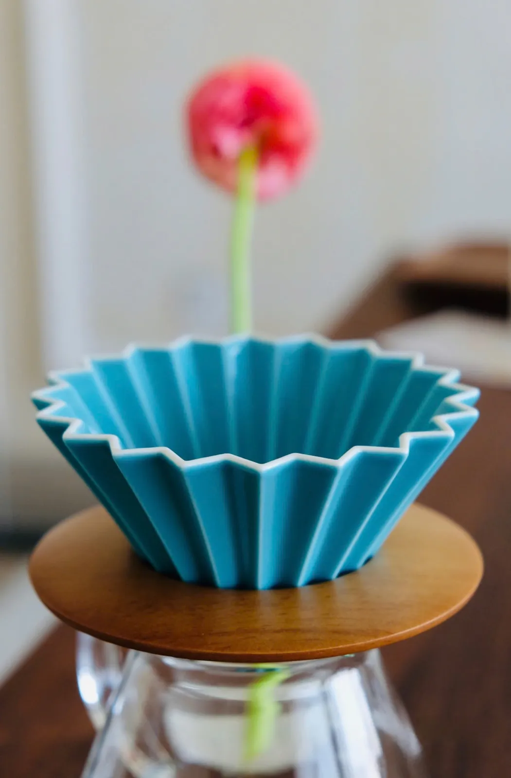 Phễu sứ Origami Dripper S màu Turquoise đặt trên bình thuỷ tinh trong không gian bếp