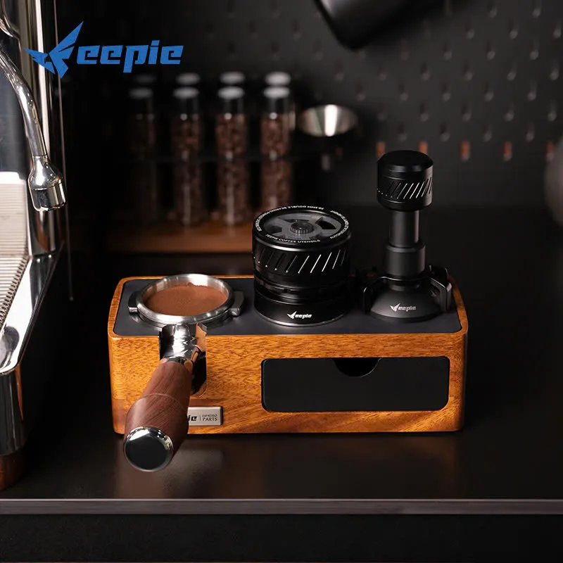 Combo Feepie THOR Diagonal Line đặt trên khay gỗ cạnh máy pha espresso trong quầy bar