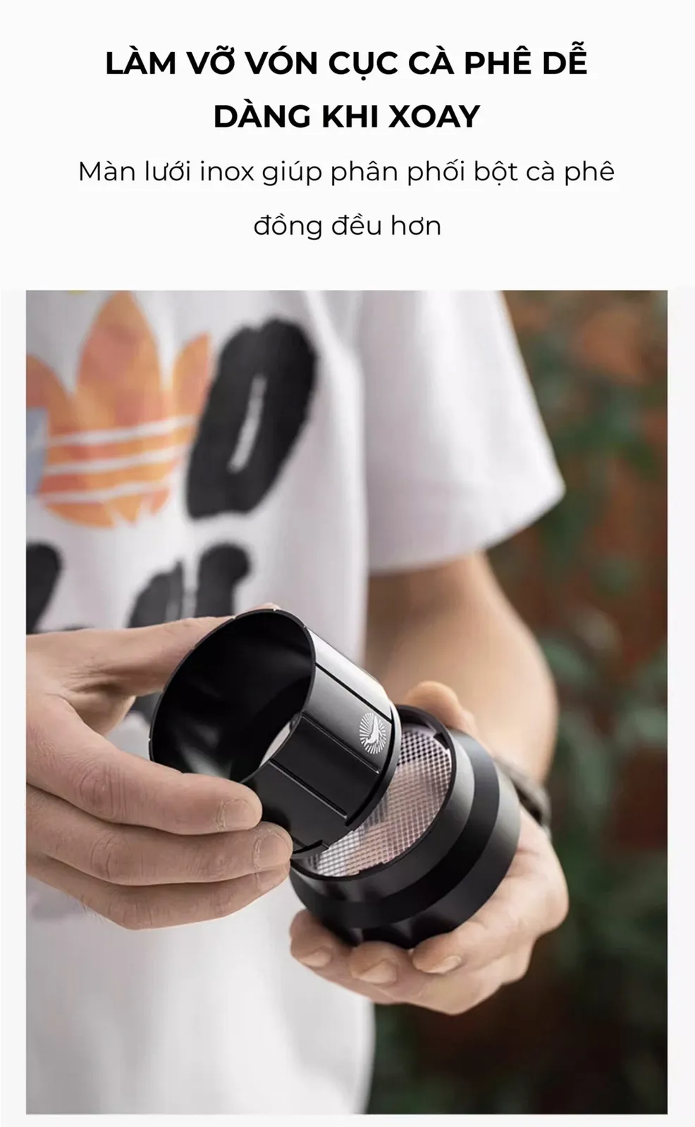 Dụng cụ san phẳng cà phê CAFE DE KONA màu đen và màu bạc đặt cạnh nhau
