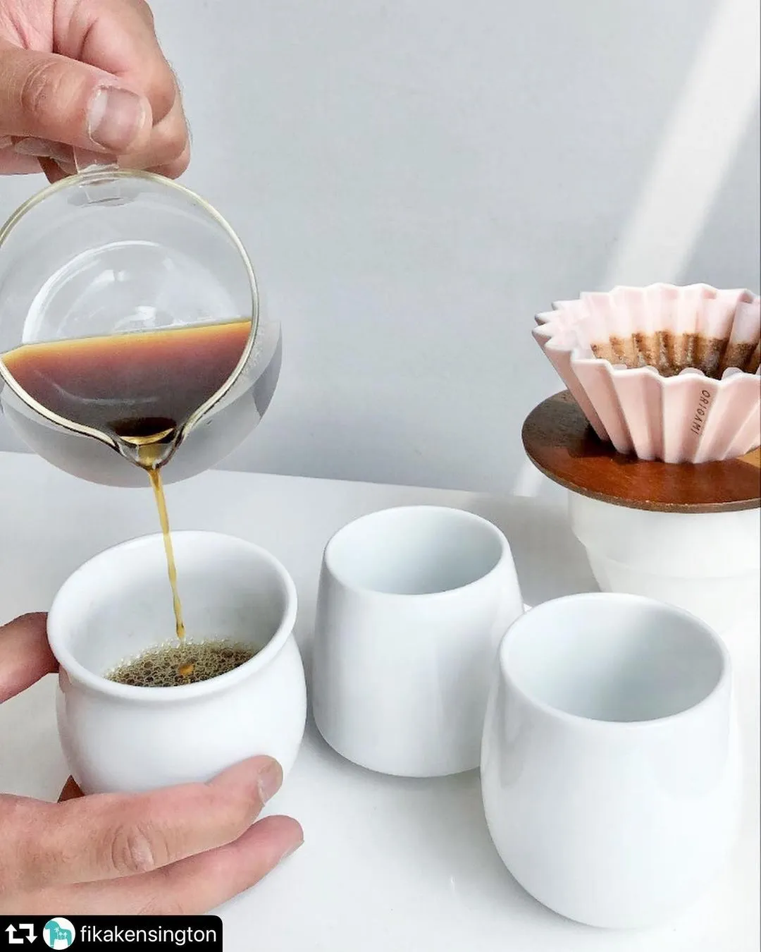 Rót cà phê pour over vào ly sứ Origami Flavor Cup 200ml