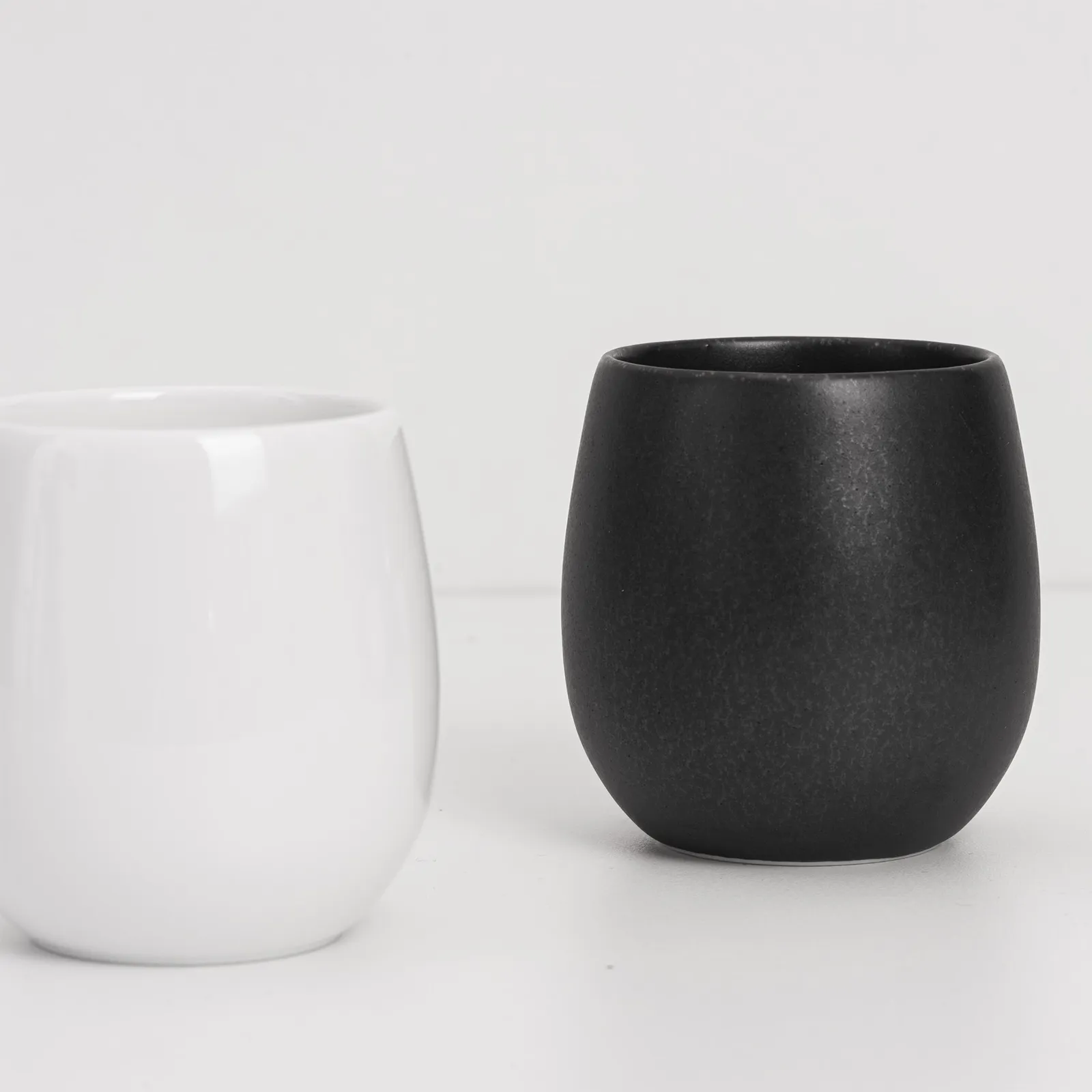 Ly Origami Flavor Cup men trắng bóng và men đen nhám đặt cạnh nhau