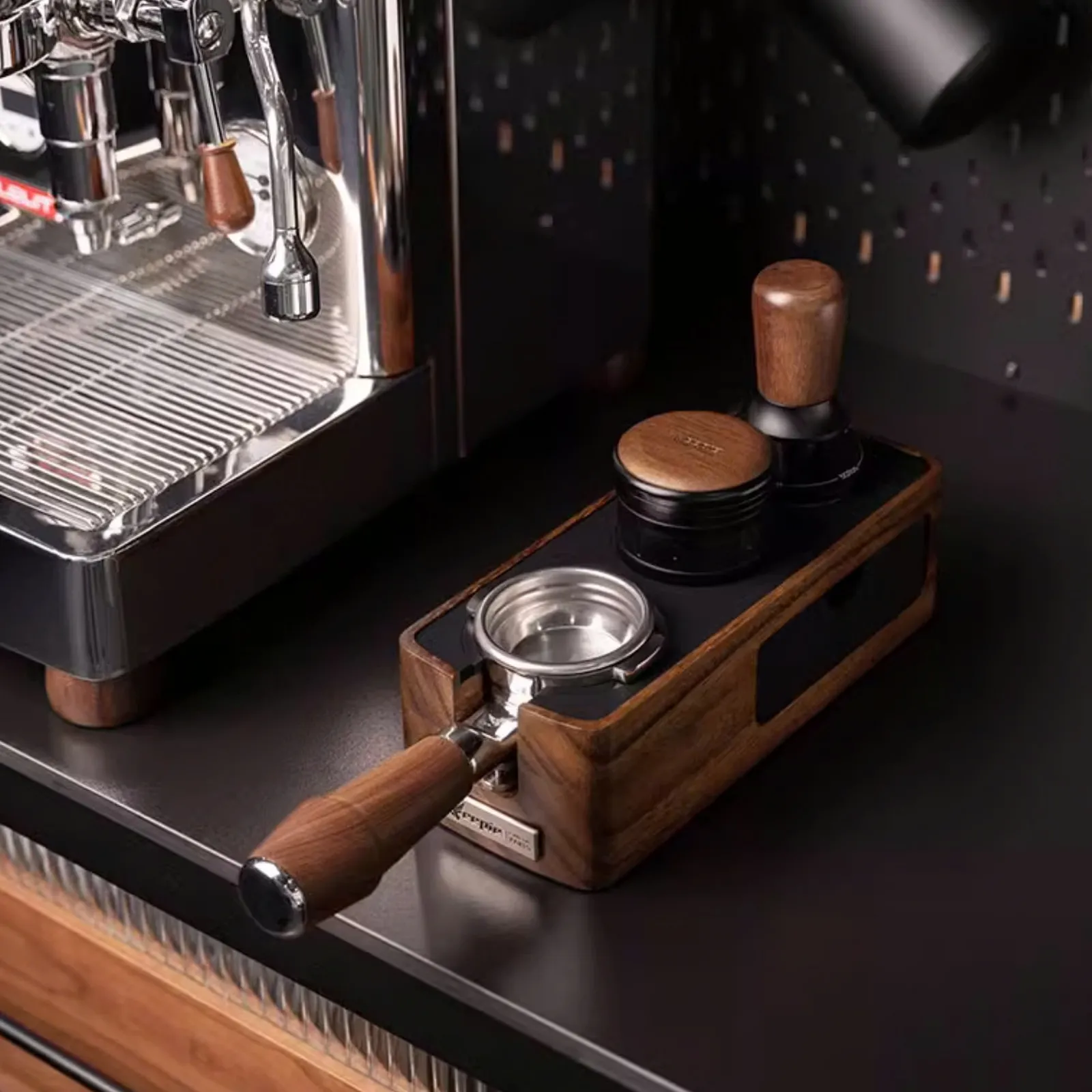 Đế nén cà phê Feepie với tay cầm portafilter và tamper đặt sẵn bên máy pha espresso