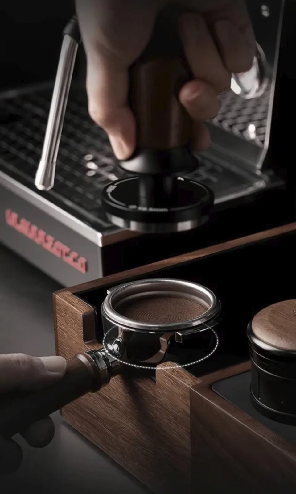 Barista nén bột trên đế Feepie, tay cầm portafilter nằm cố định trong khe nén