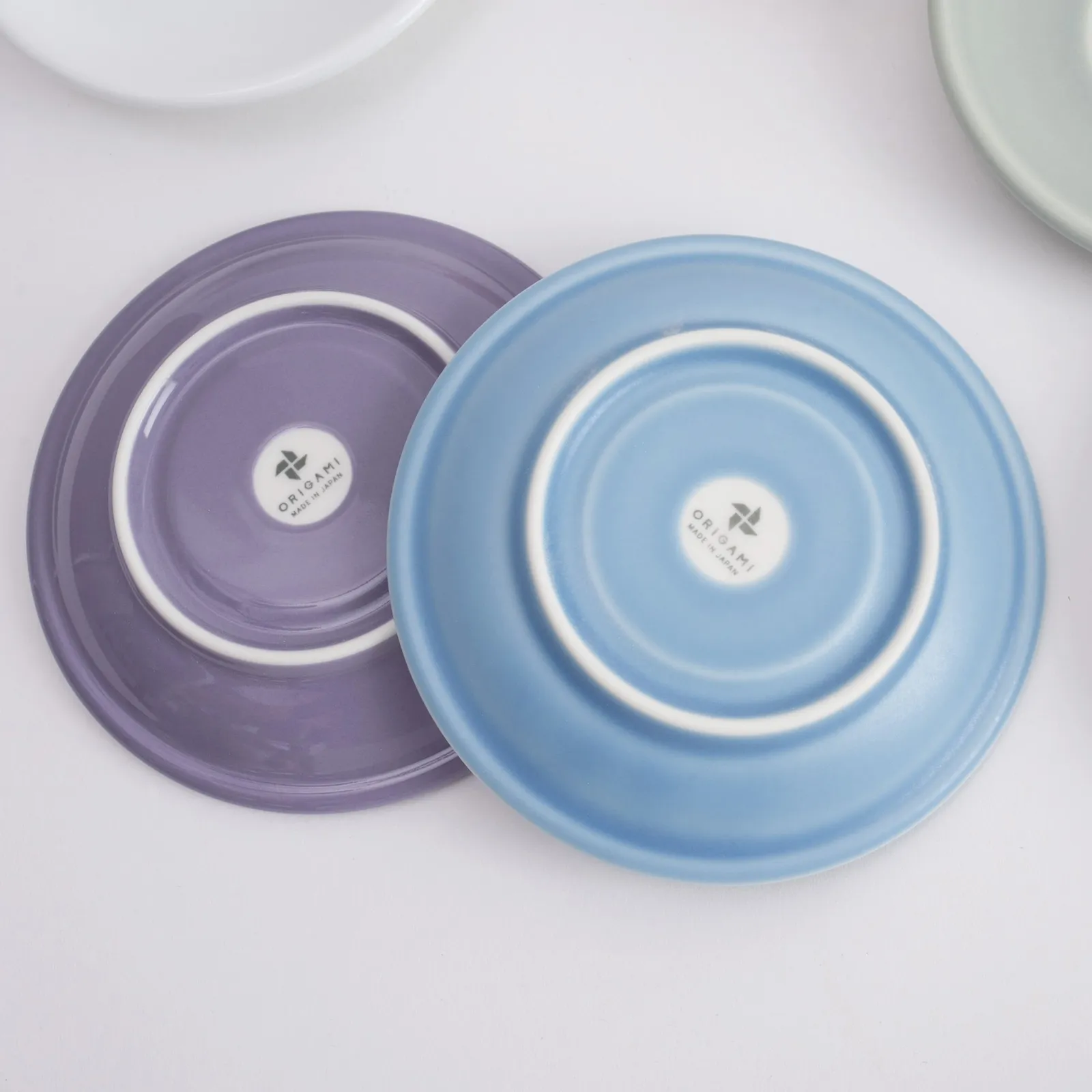Mặt sau đĩa sứ Origami Saucer 140mm màu Purple và Turquoise