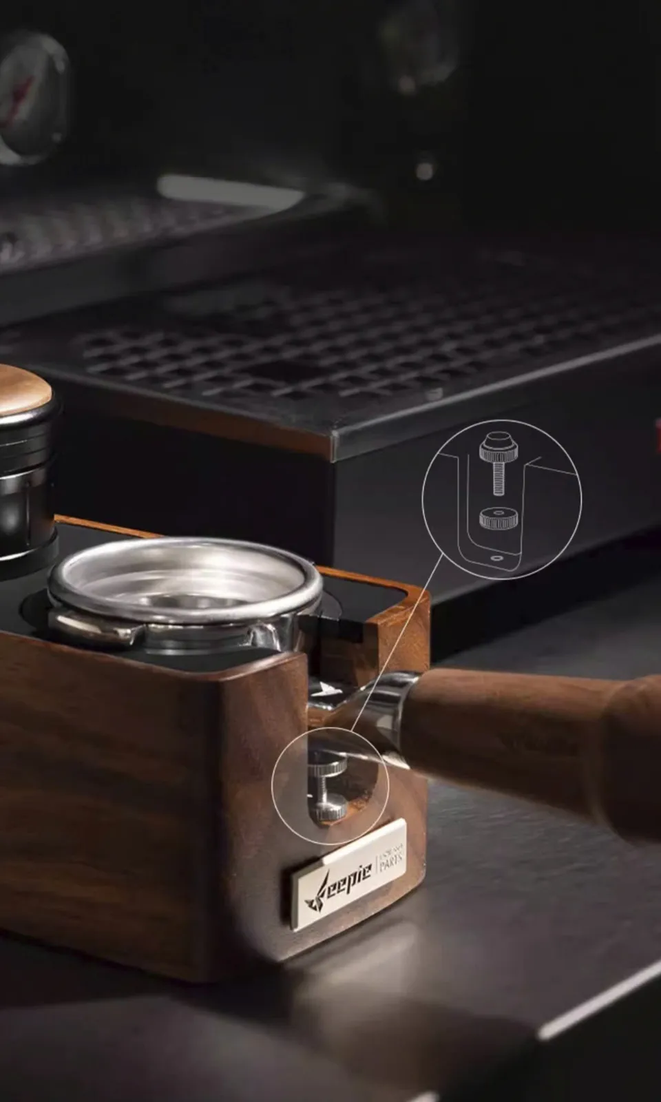 Cận cảnh đai ốc điều chỉnh giữ tay cầm portafilter ổn định trên đế nén Feepie