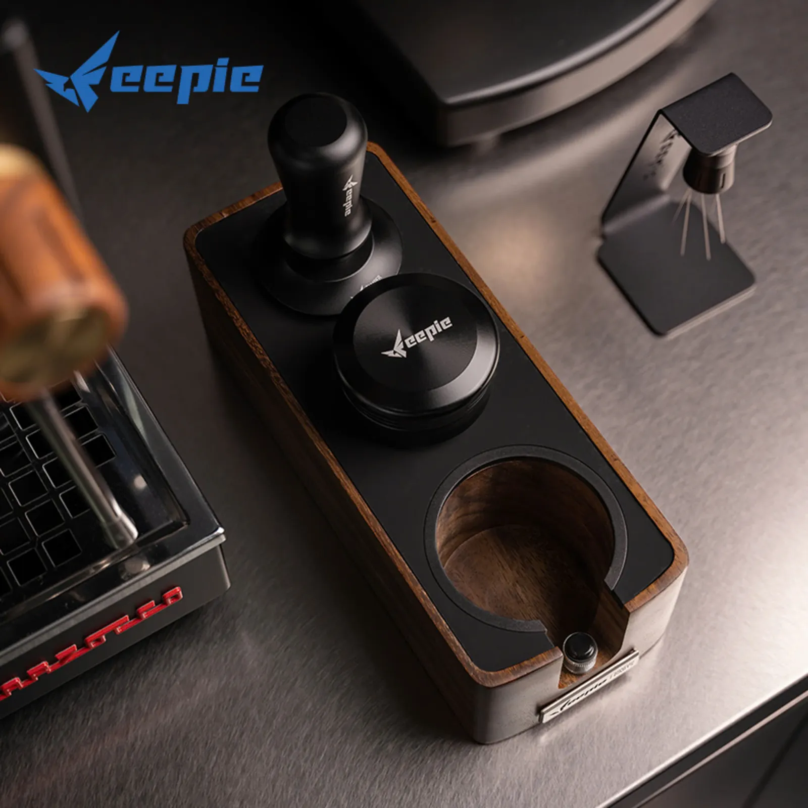 Đế nén cà phê Feepie với tamper và OCD đặt trong hốc trên quầy bar espresso