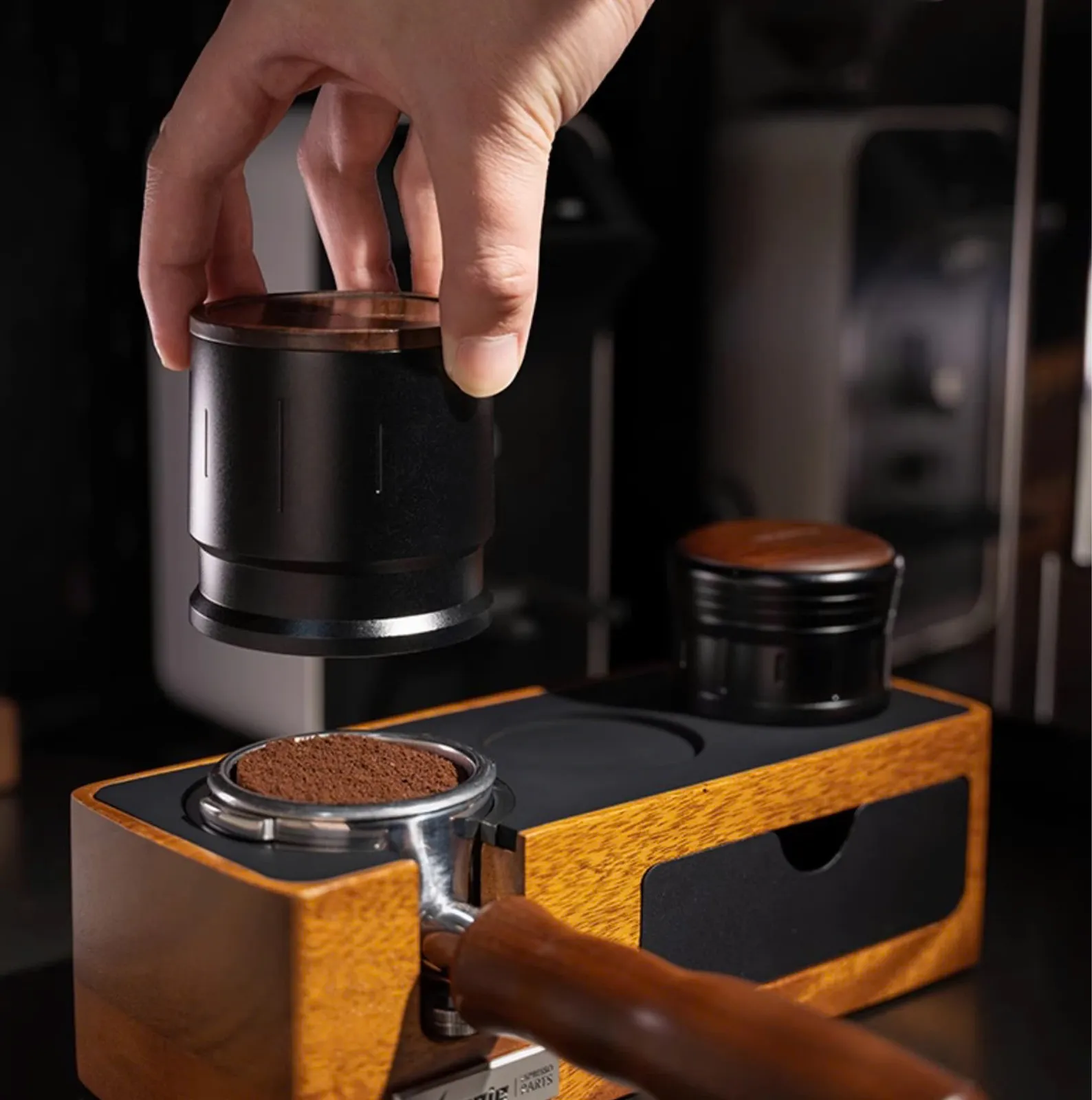 Dùng dosing cup Feepie Wood Charm hứng bột bên cạnh tay cầm portafilter trên khay gỗ