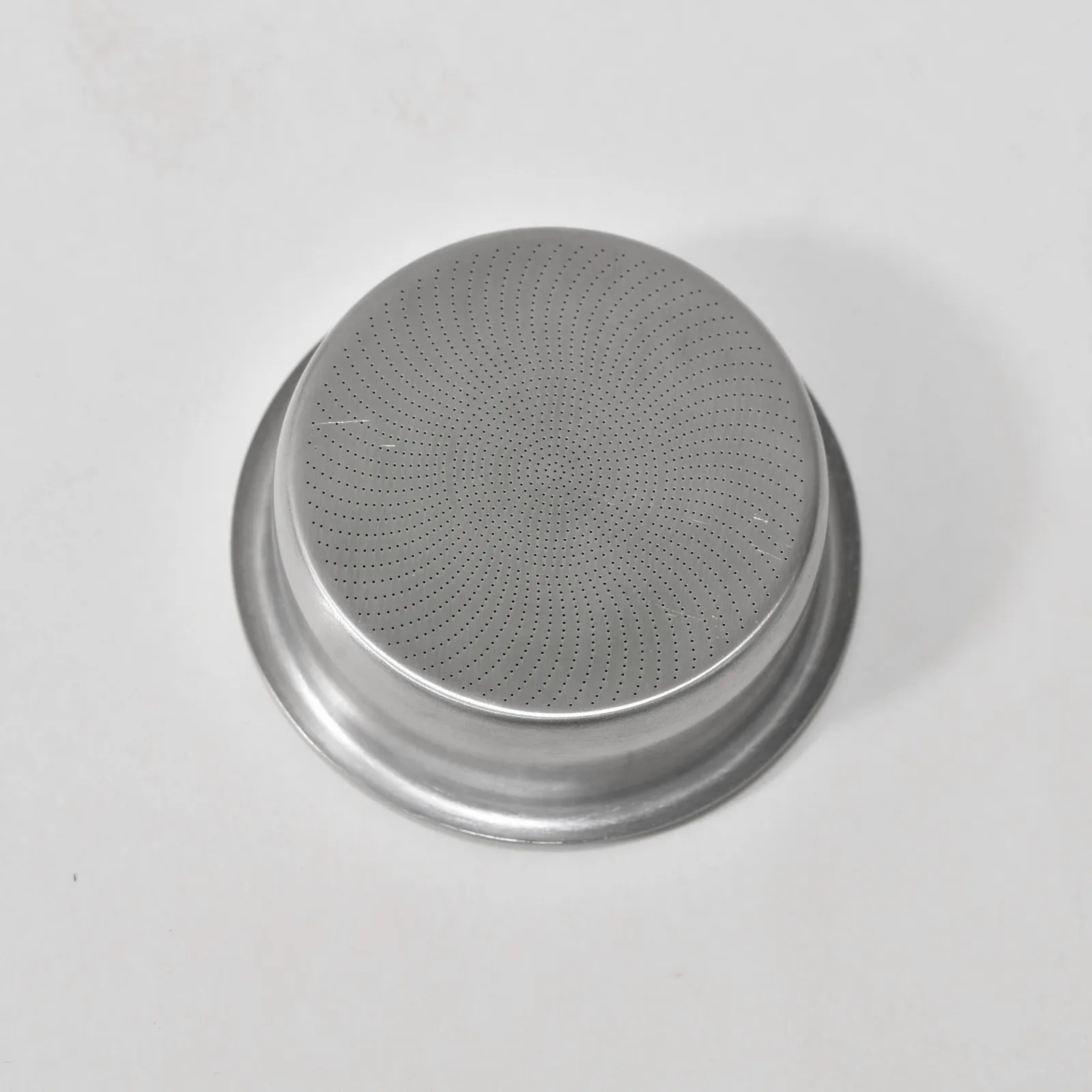 Mặt đáy giỏ lọc GOW Feepie với 1.720 lỗ lọc siêu nhỏ khẩu độ 0,2mm xếp theo hình lốc xoáy