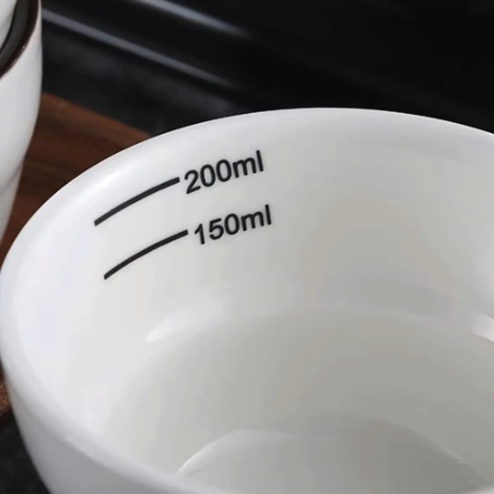 Cận cảnh hai vạch chia 150ml và 200ml khắc bên trong lòng chén sứ cupping màu trắng