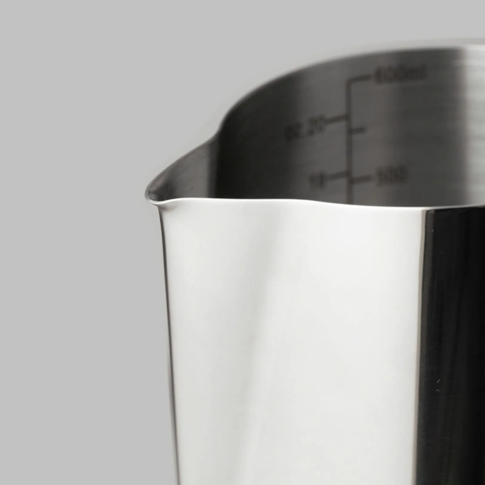 Cận cảnh mũi rót bầu rộng và mép miệng ca đánh sữa inox bản bạc