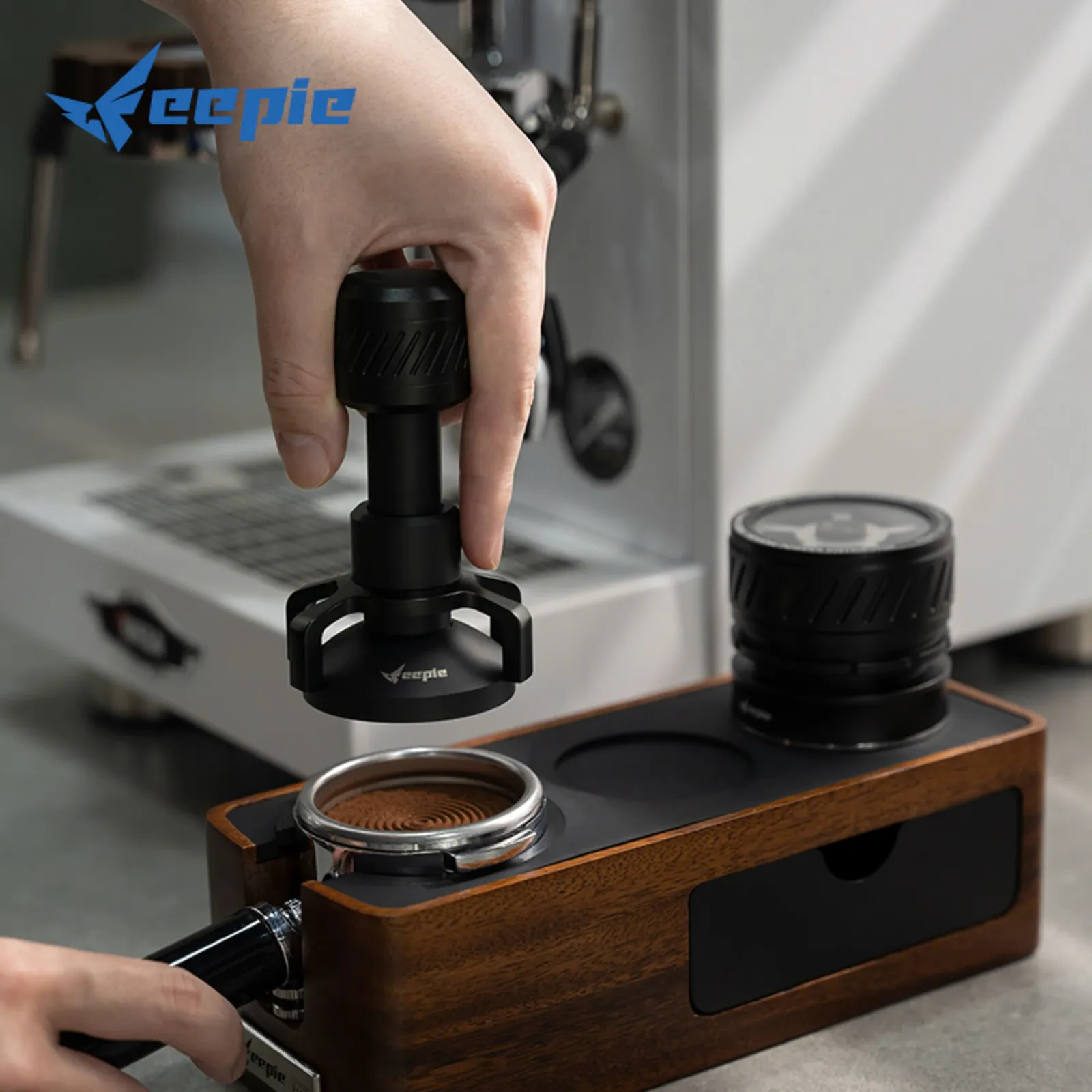 Tay cầm tamper Feepie THOR khi nén bột trong giỏ lọc 58mm trên khay gỗ