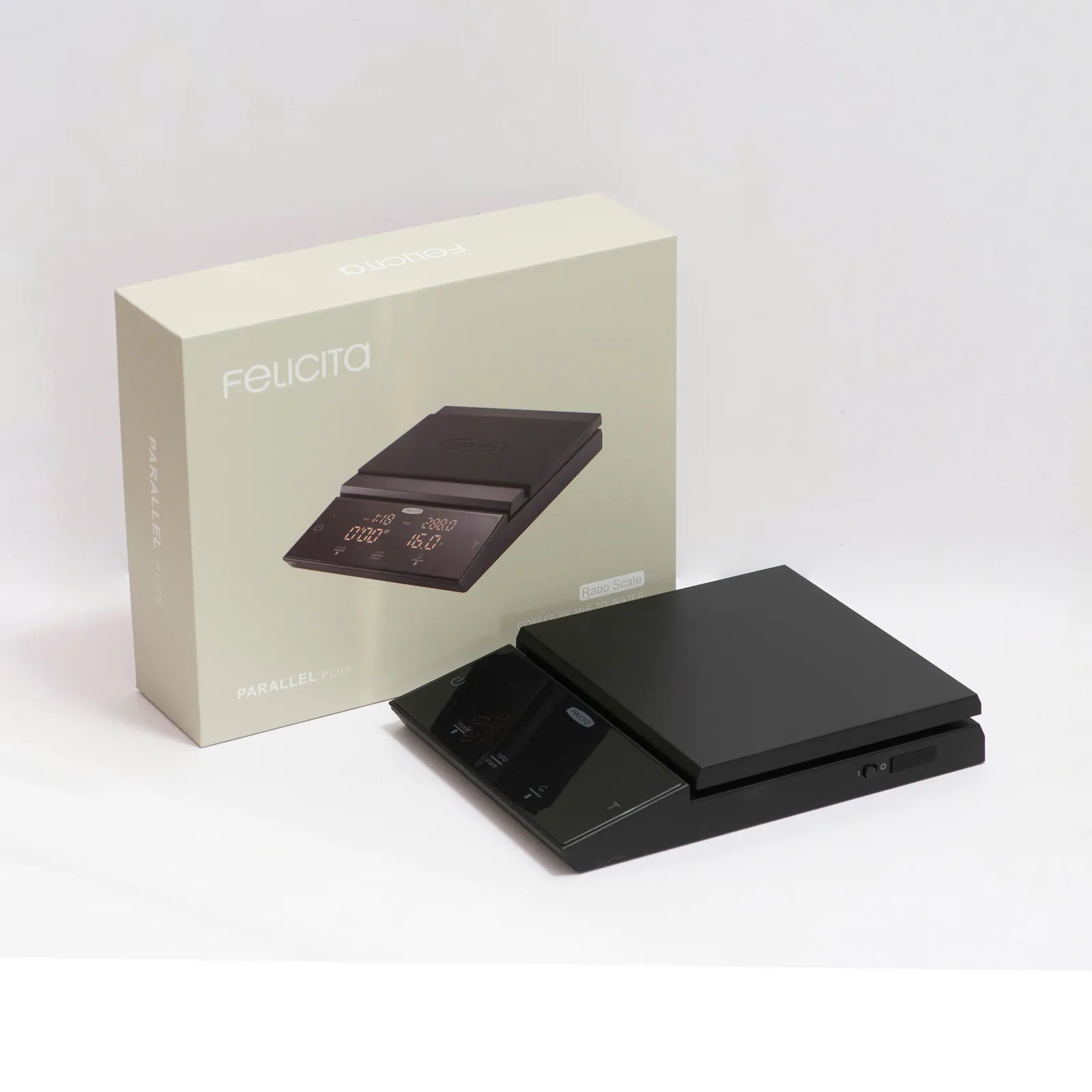 Cân Felicita Parallel nhìn từ góc chéo trên nền sáng