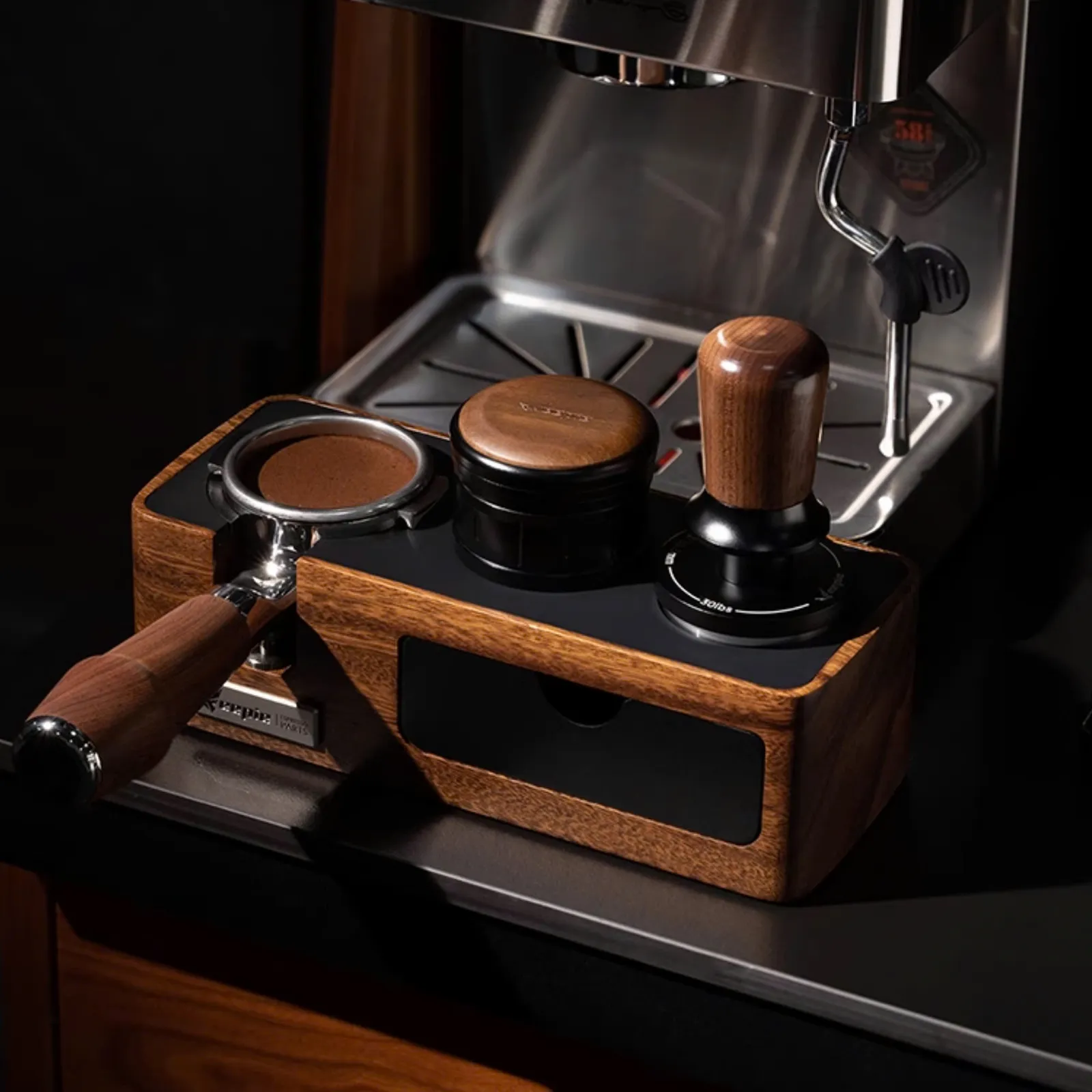 Combo Feepie Wood Charm đặt trên khay gỗ cạnh máy pha espresso cùng tay cầm portafilter