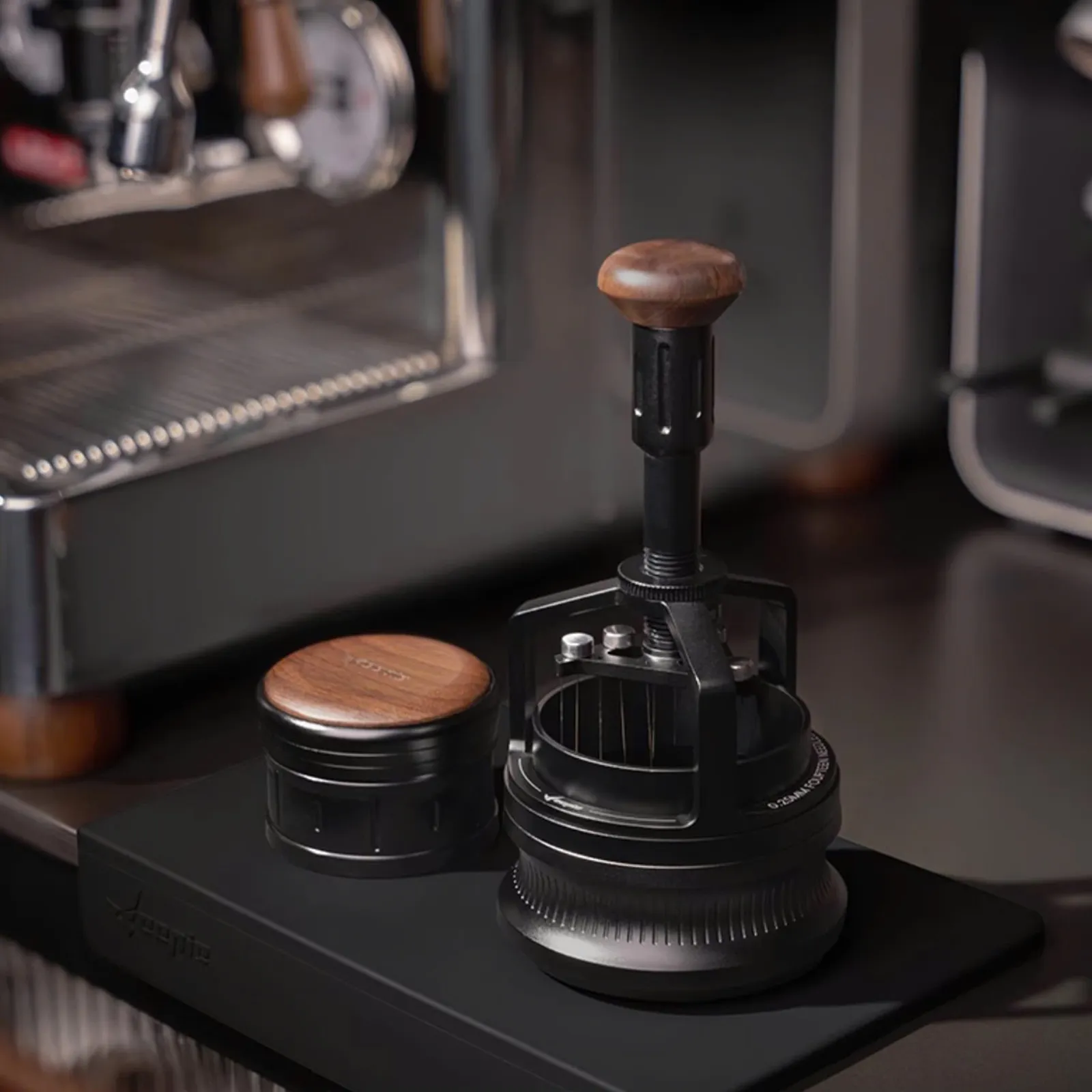 Combo Feepie Wood Charm gồm dosing cup và kim xoay đặt cạnh máy pha espresso
