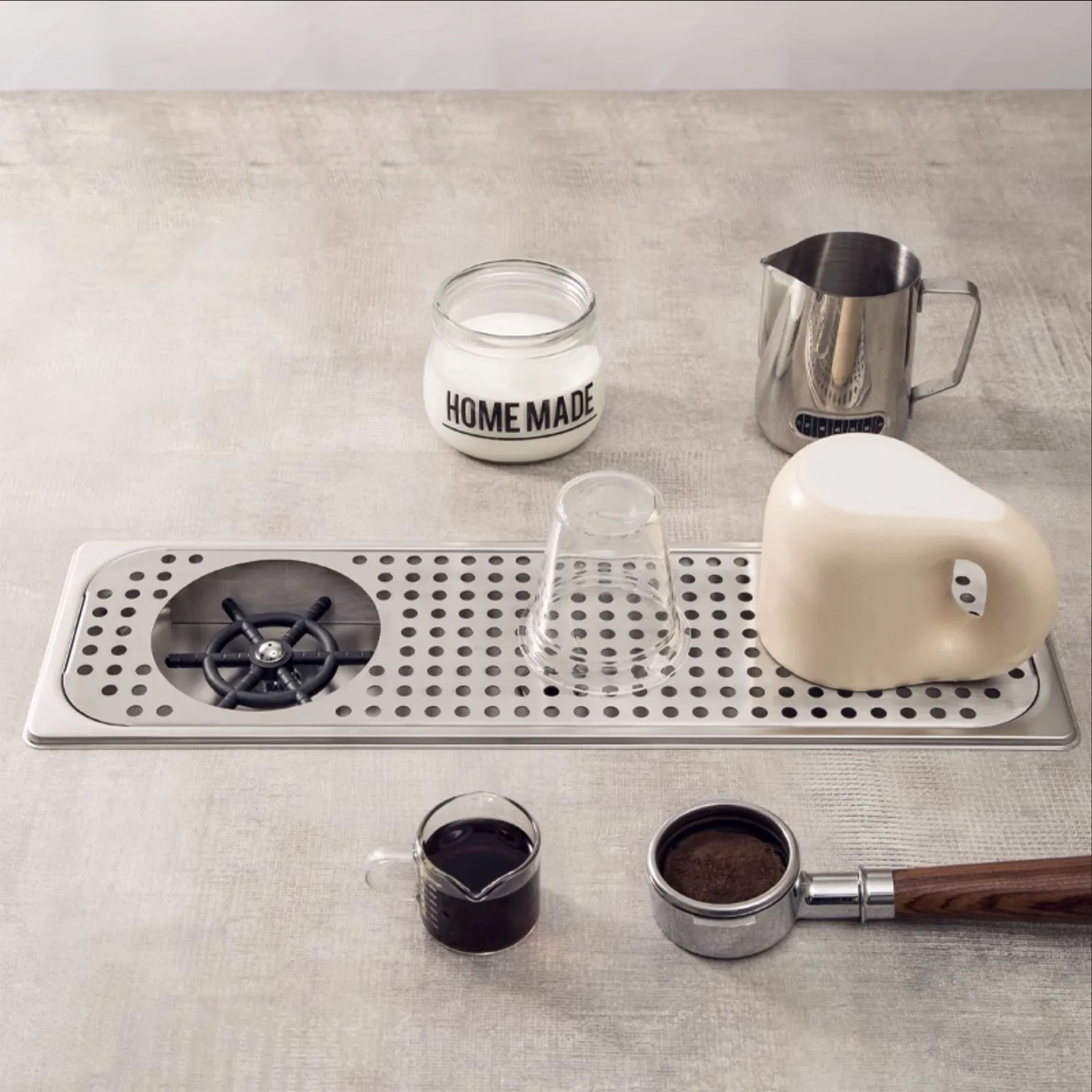 Khay rửa ca ly quầy bar âm sàn inox 304 mã B1310 màu đen nhìn từ trên xuống