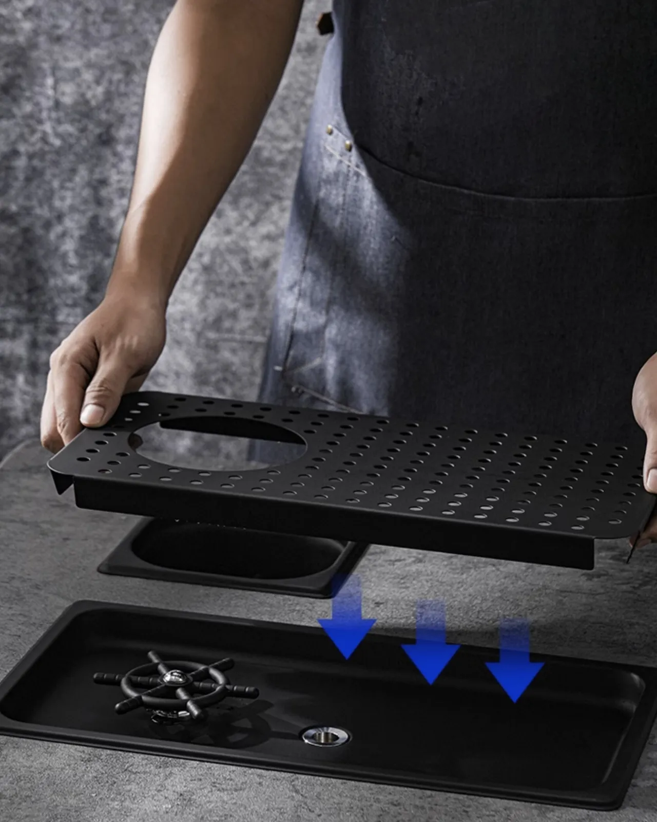 Khay rửa ca ly quầy bar âm sàn inox 304 mã B1217 màu đen nhìn từ trên xuống