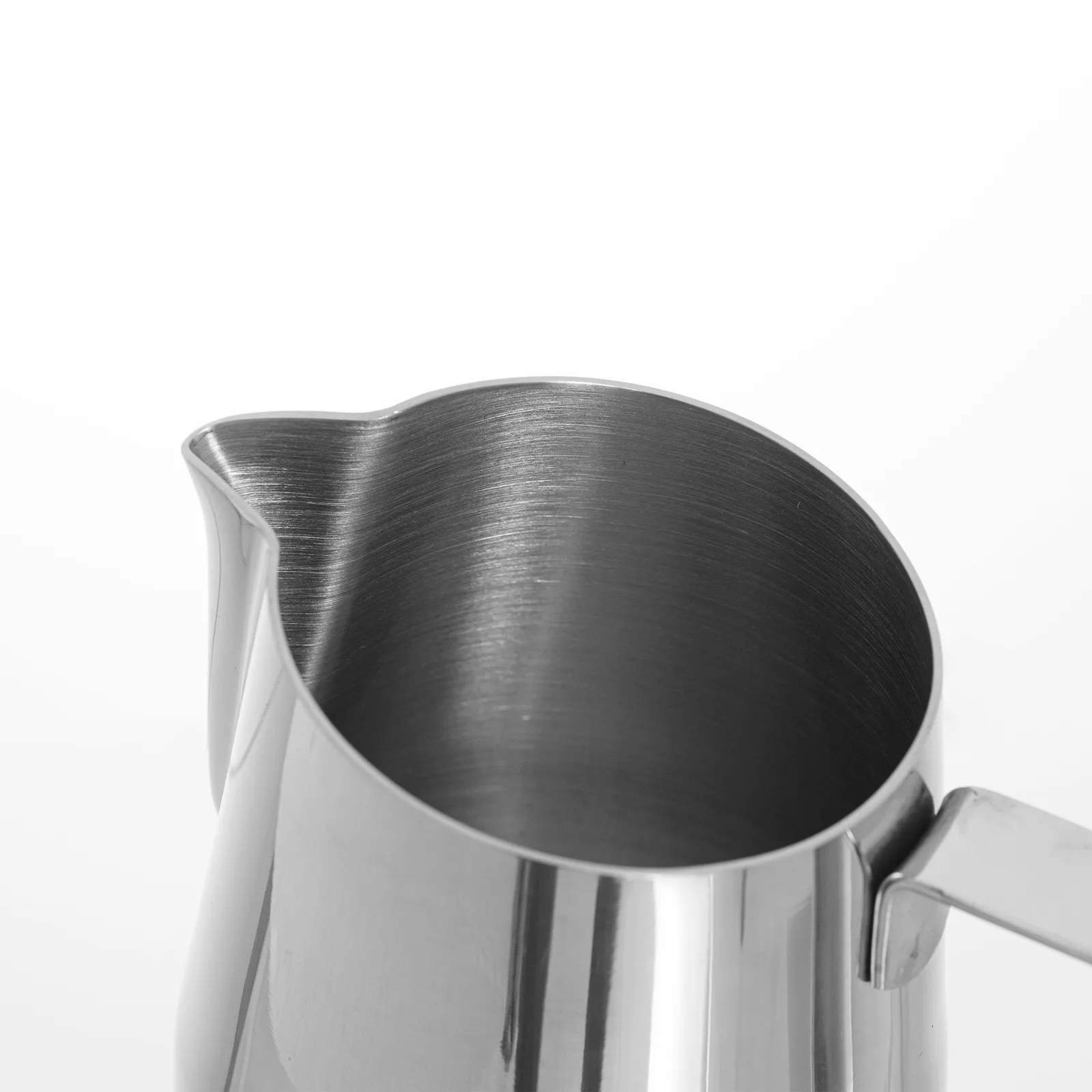 Cận cảnh mũi rót nhọn của ca đánh sữa inox 304 nhìn từ trên xuống