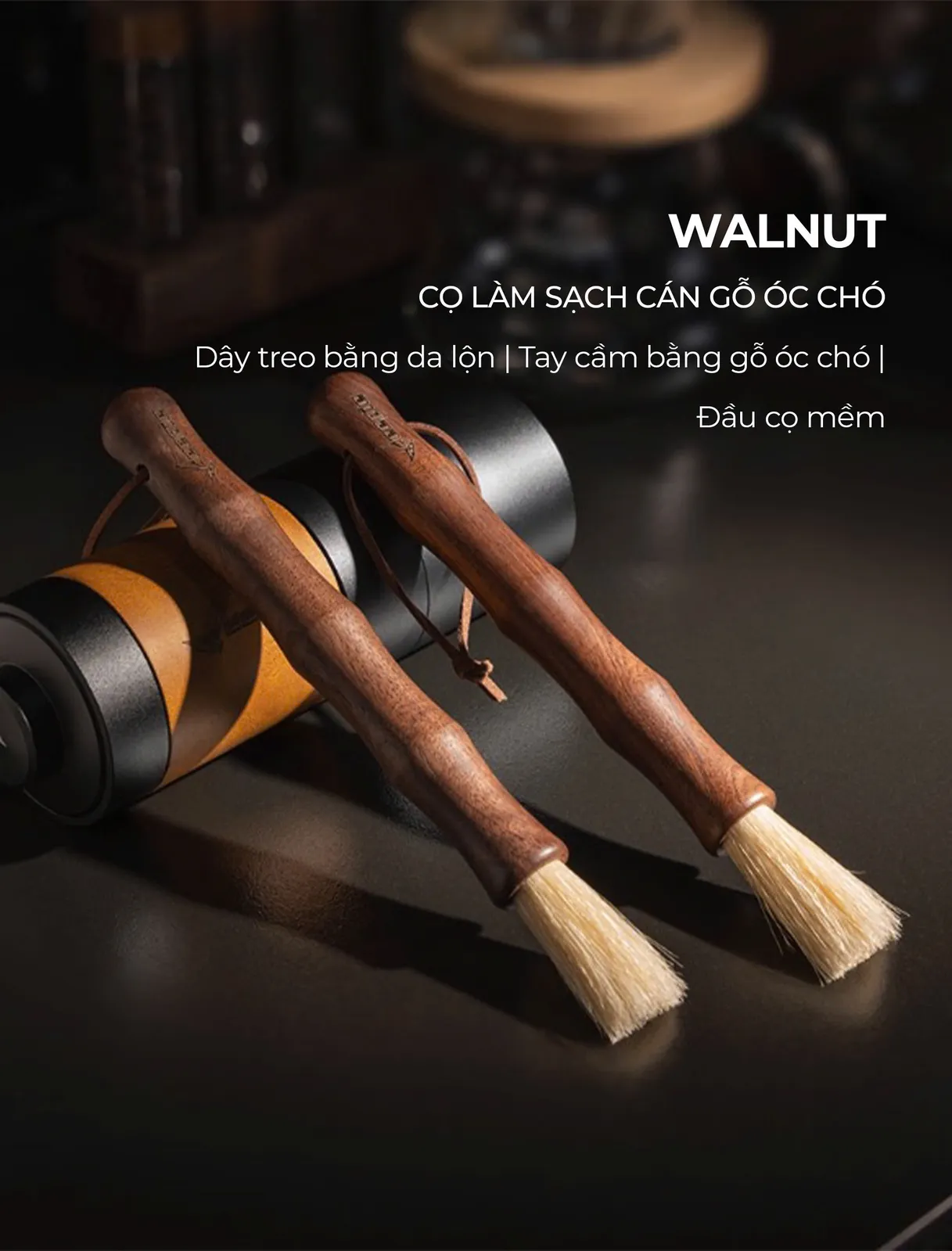 Cọ quét Feepie với dây treo da lộn, tay cầm gỗ óc chó và đầu cọ mềm