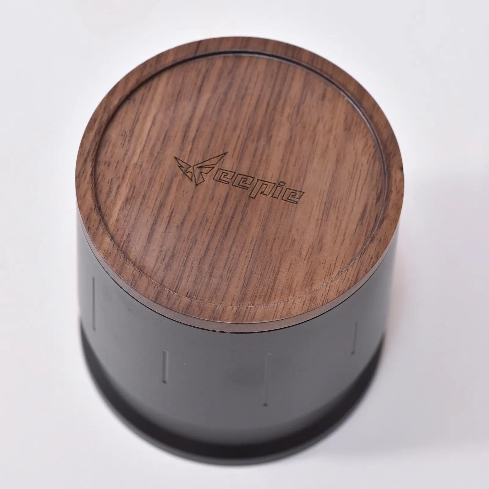 Nắp gỗ óc chó dập logo Feepie trên dosing cup Wood Charm nhìn từ trên xuống