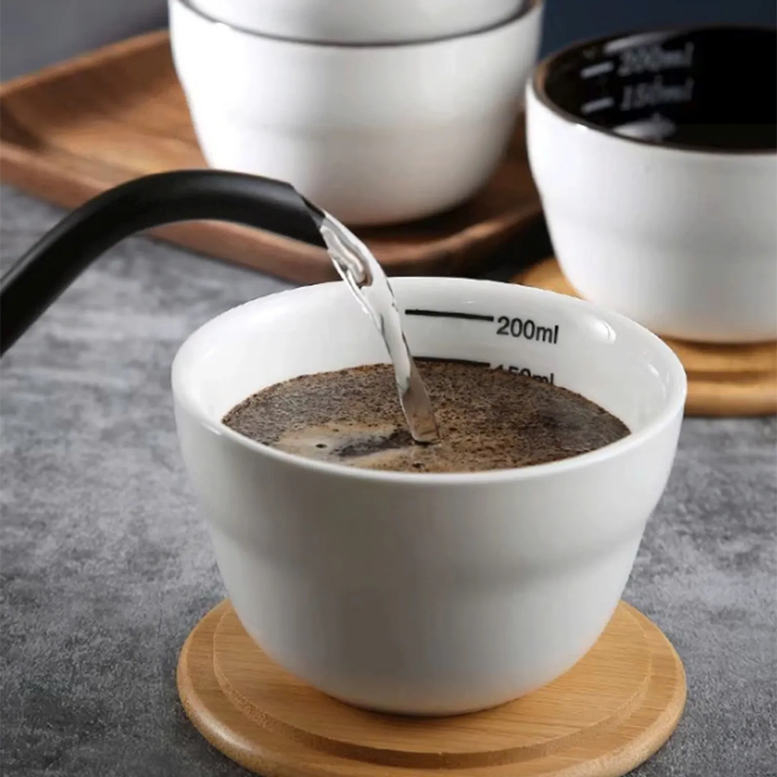 Nhìn từ trên xuống lòng chén cupping màu nâu sẫm thấy rõ hai vạch chia dung tích