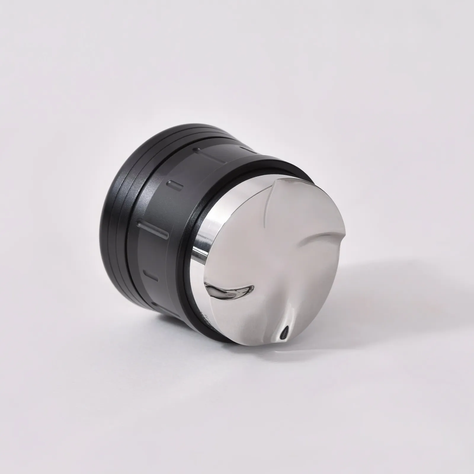 OCD Feepie Wood Charm nhìn nghiêng, thấy rõ đế lốc xoáy bốn lưỡi inox