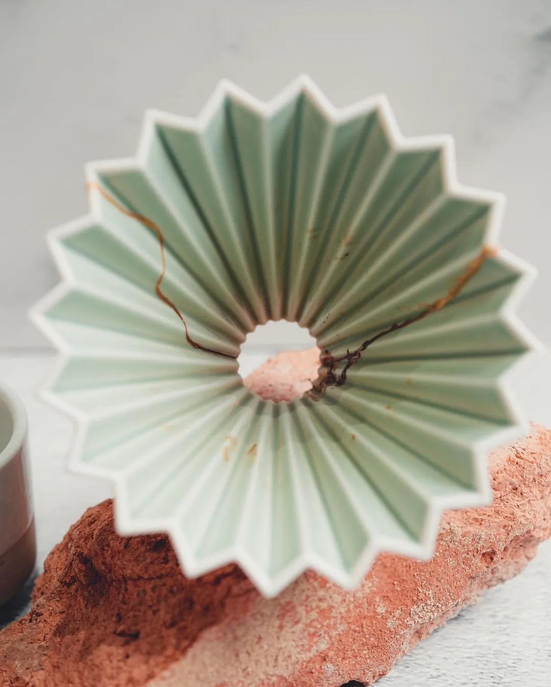 Nhìn từ trên xuống phễu sứ Origami Dripper S thấy 20 nếp gấp toả đều và lỗ thoát đáy