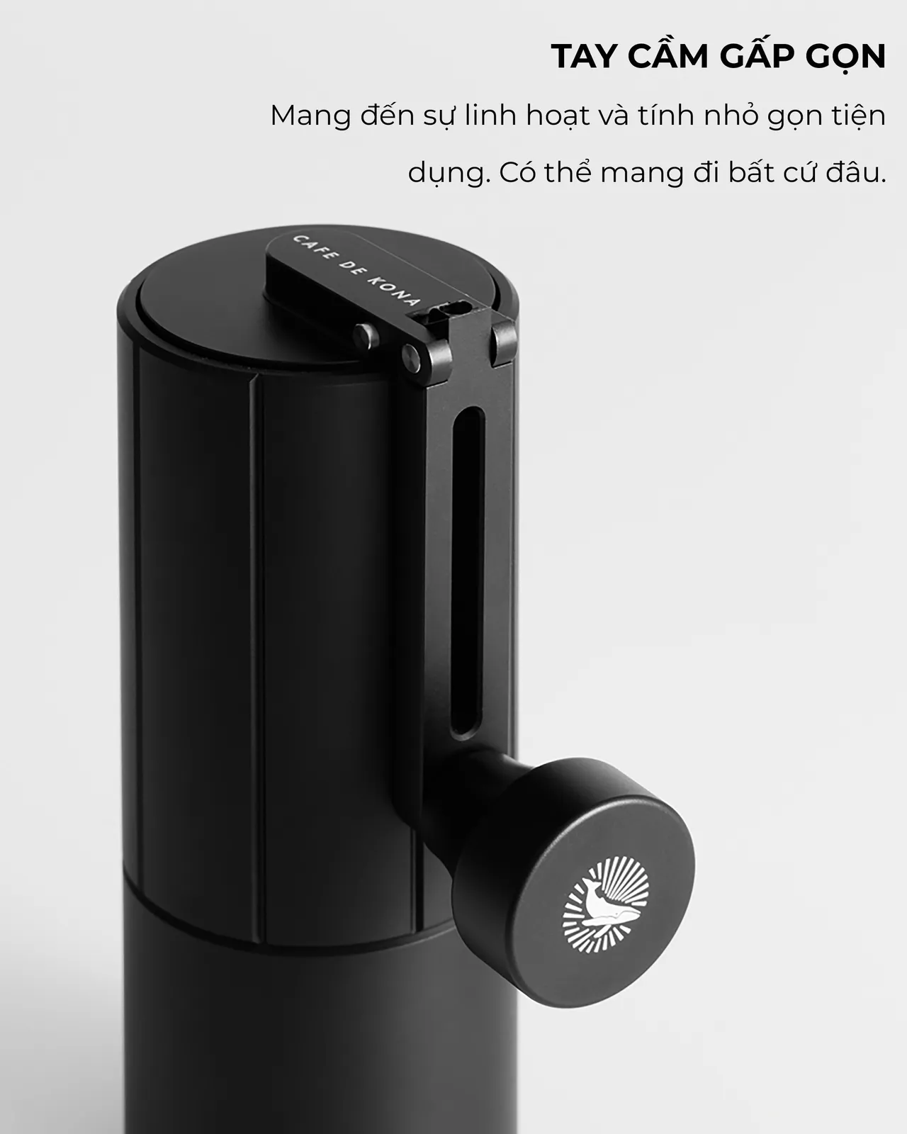 Cận cảnh tay cầm gập gọn nằm phẳng trên nắp cối xay tay M3 Pro CAFE DE KONA