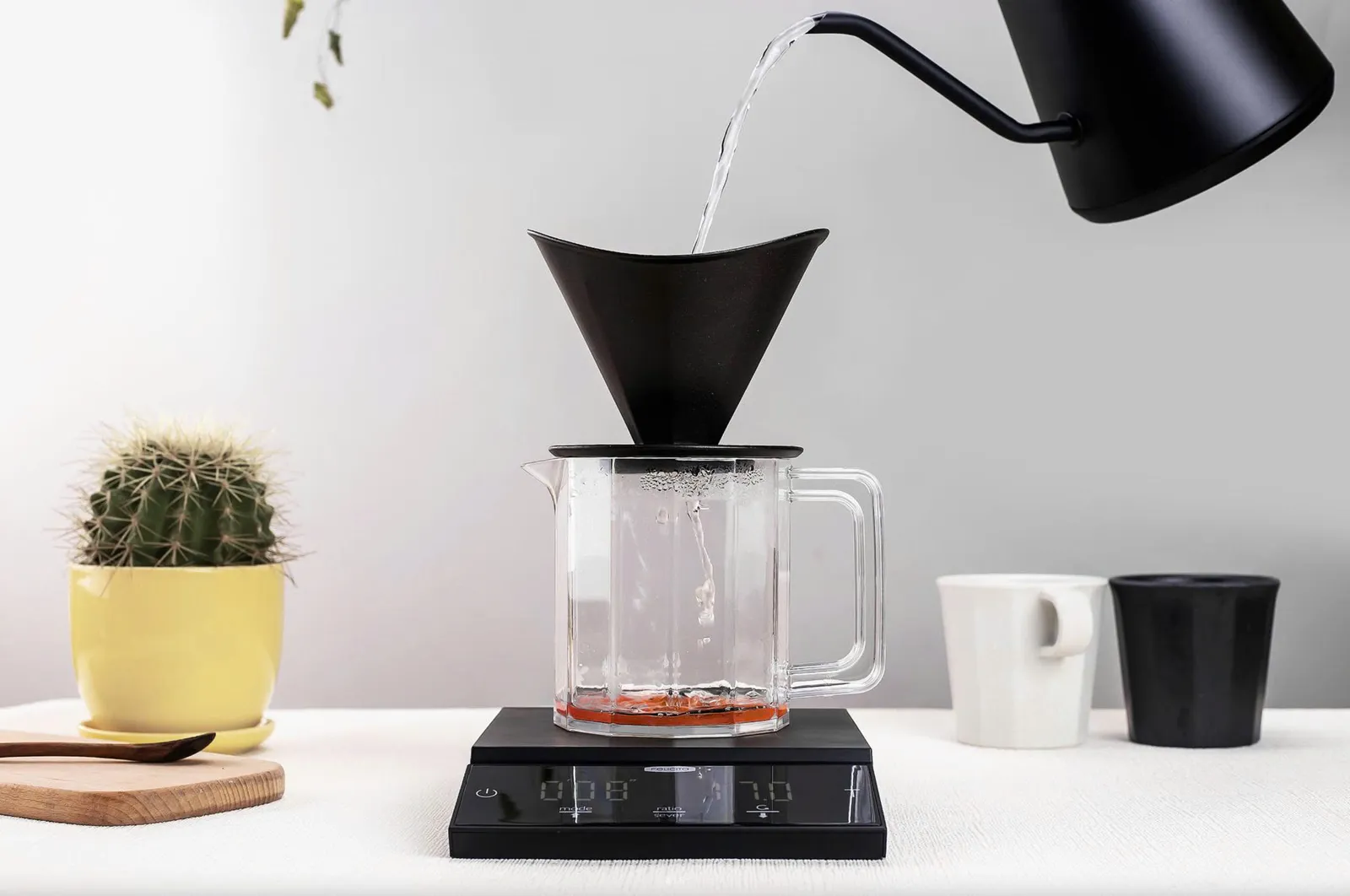 Cân Felicita Parallel đặt cạnh điện thoại khi pha phễu drip