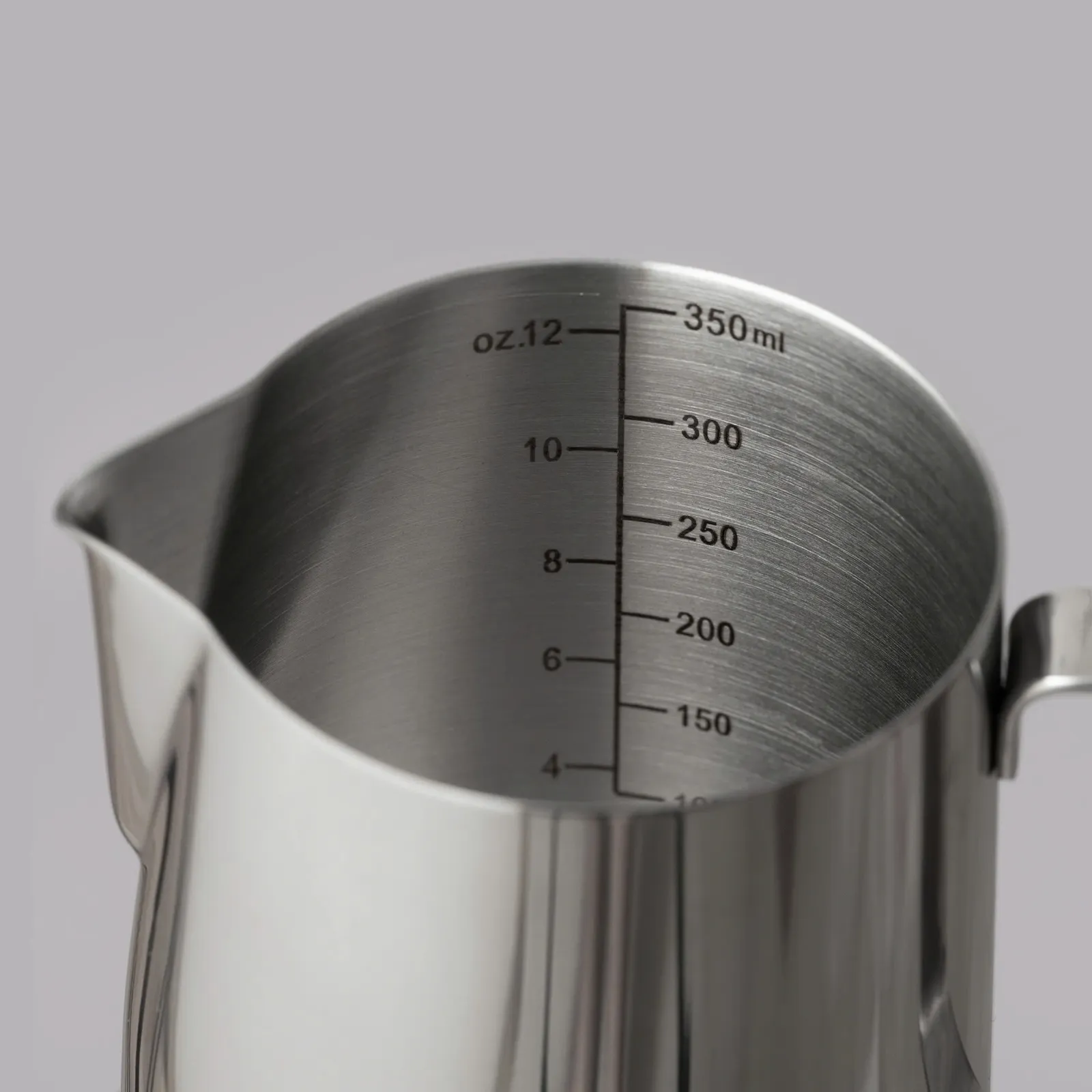 Vạch chia 150 đến 350ml và thang oz trong lòng ca đánh sữa 350ml