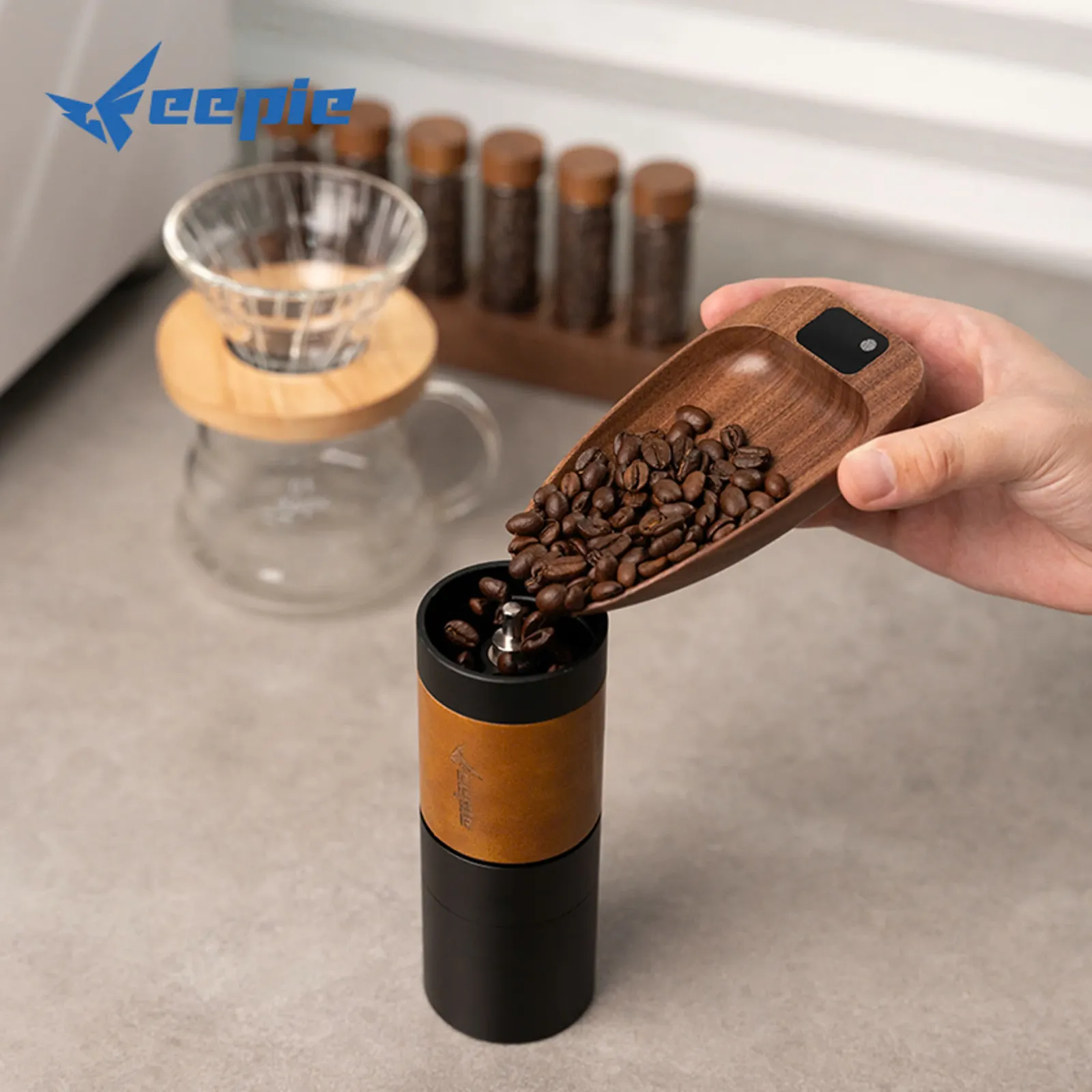 Cân điện tử khay gỗ Feepie đặt trước dãy hũ đựng hạt cà phê trong quầy bar