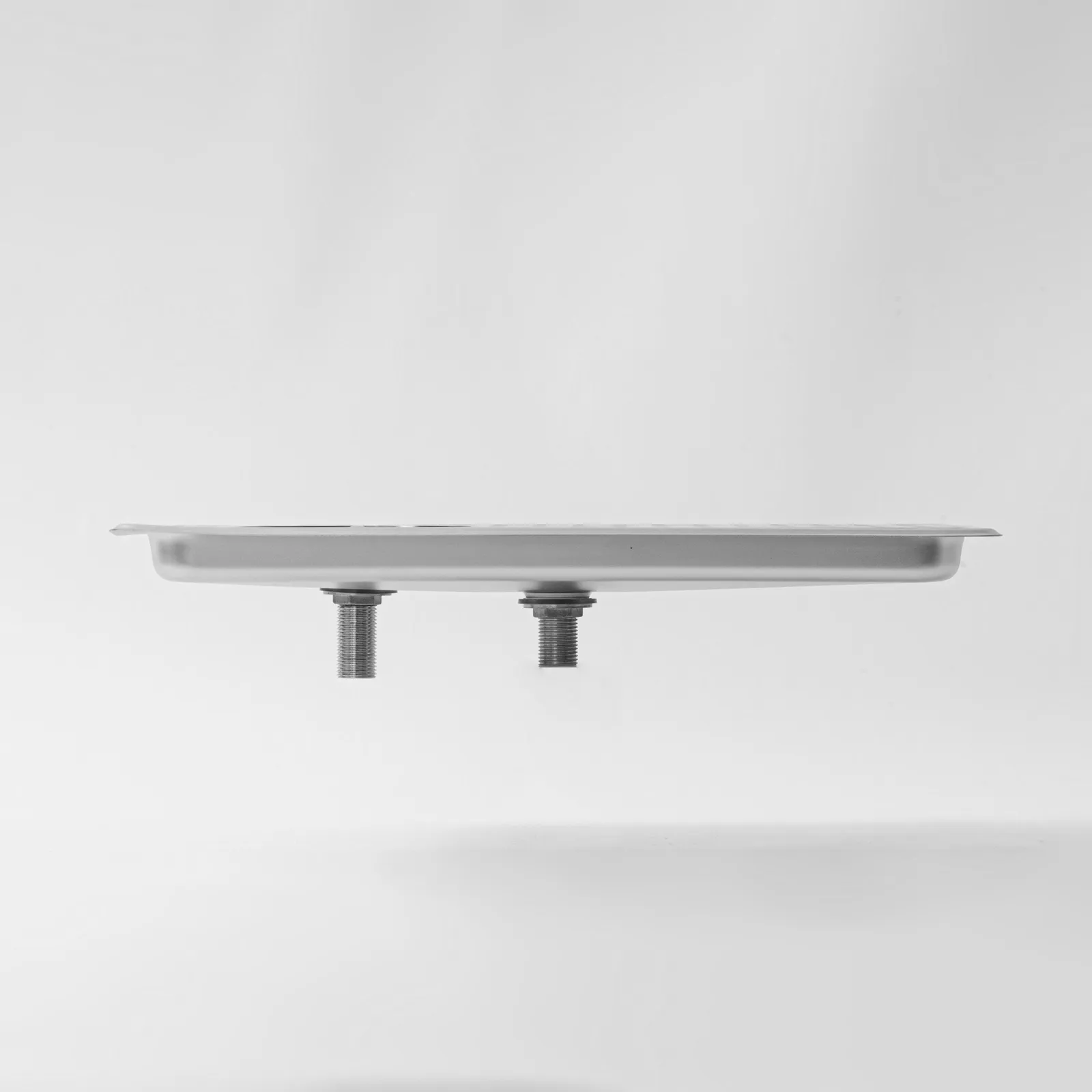 Khay rửa ca ly quầy bar âm sàn inox 304 mã B1217 hai màu bạc và đen đặt cạnh nhau