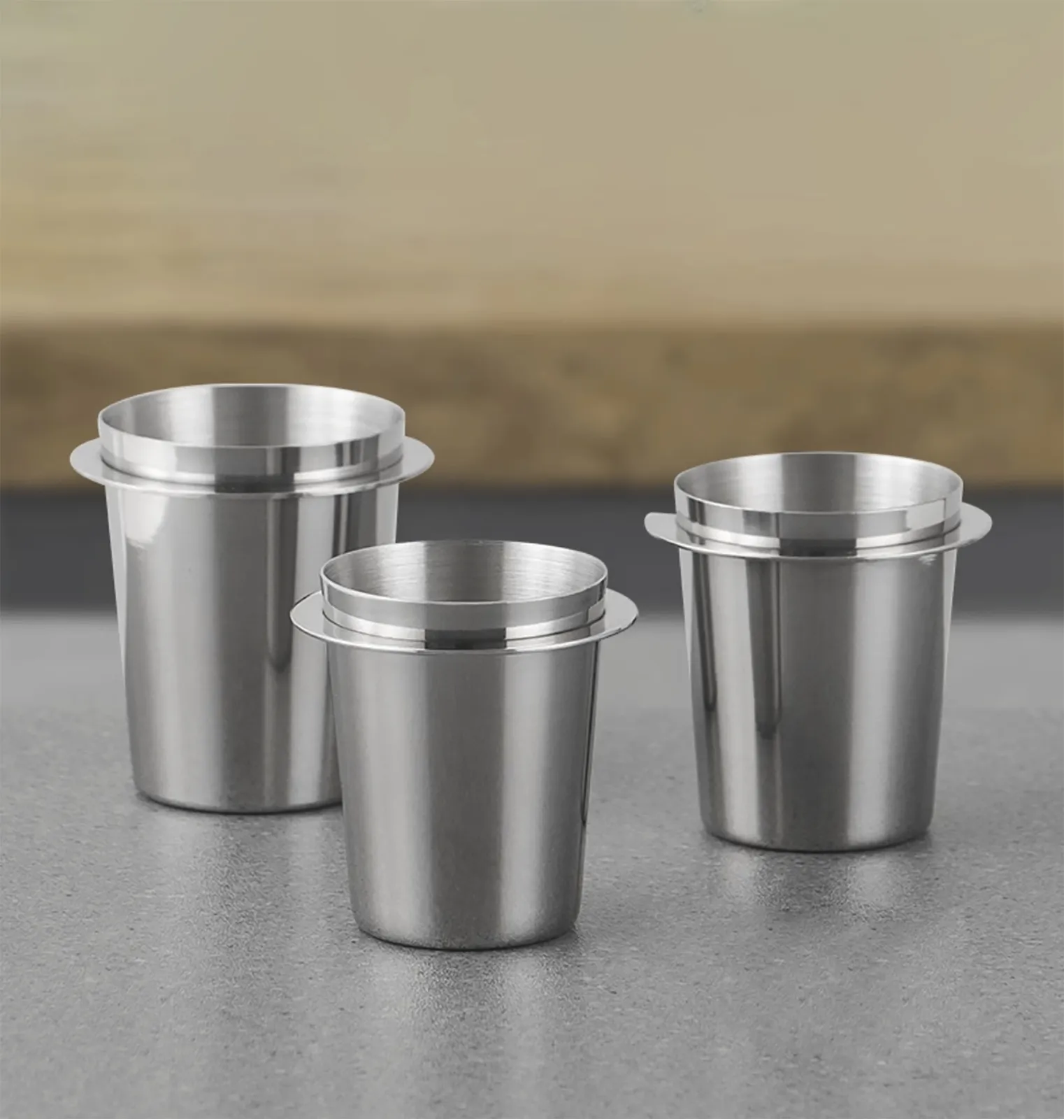 Ba ly dosing cup inox 304 xếp cạnh nhau thể hiện độ hoàn thiện bề mặt