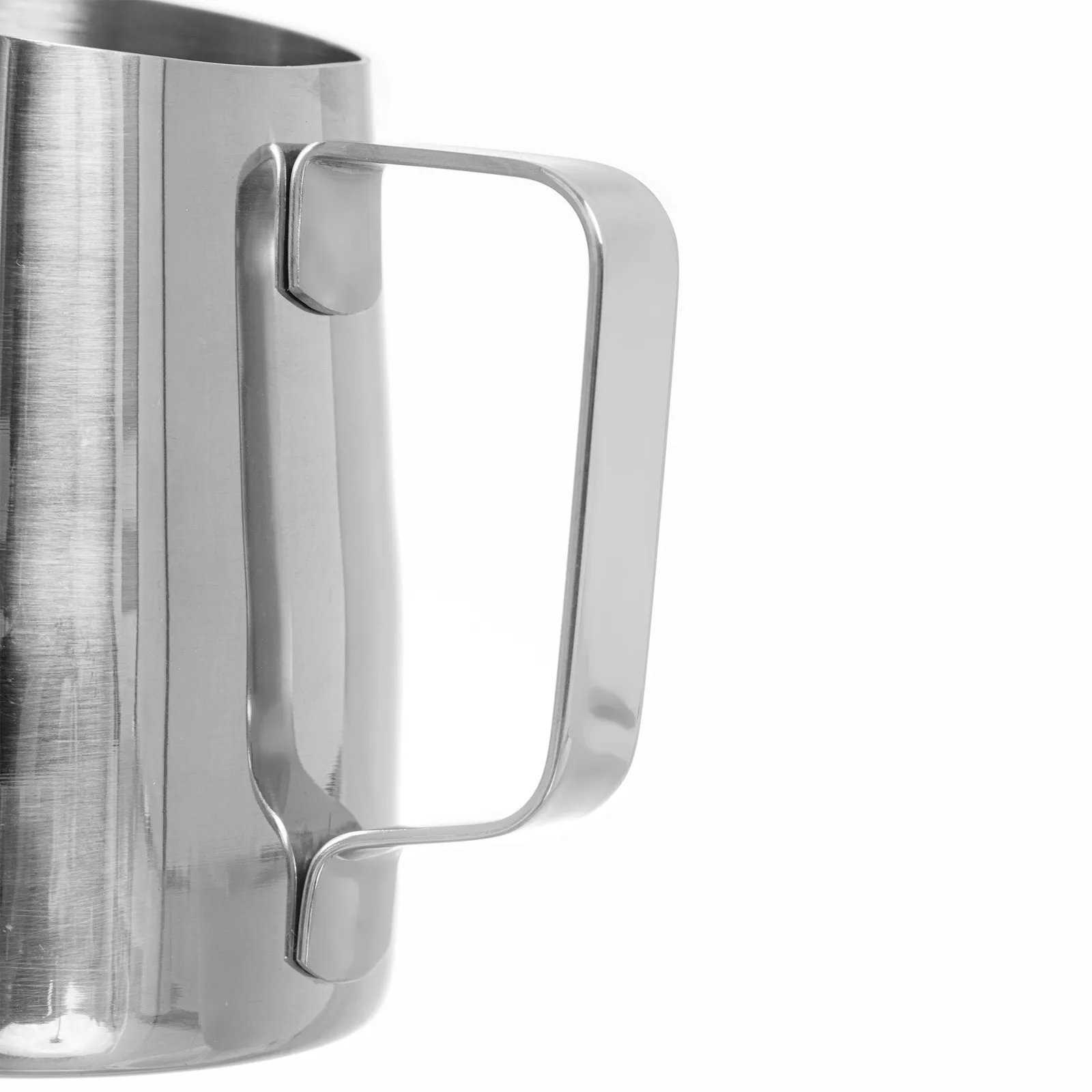 Cận cảnh quai và thân ca đánh sữa inox thấy đường bo thuôn dần