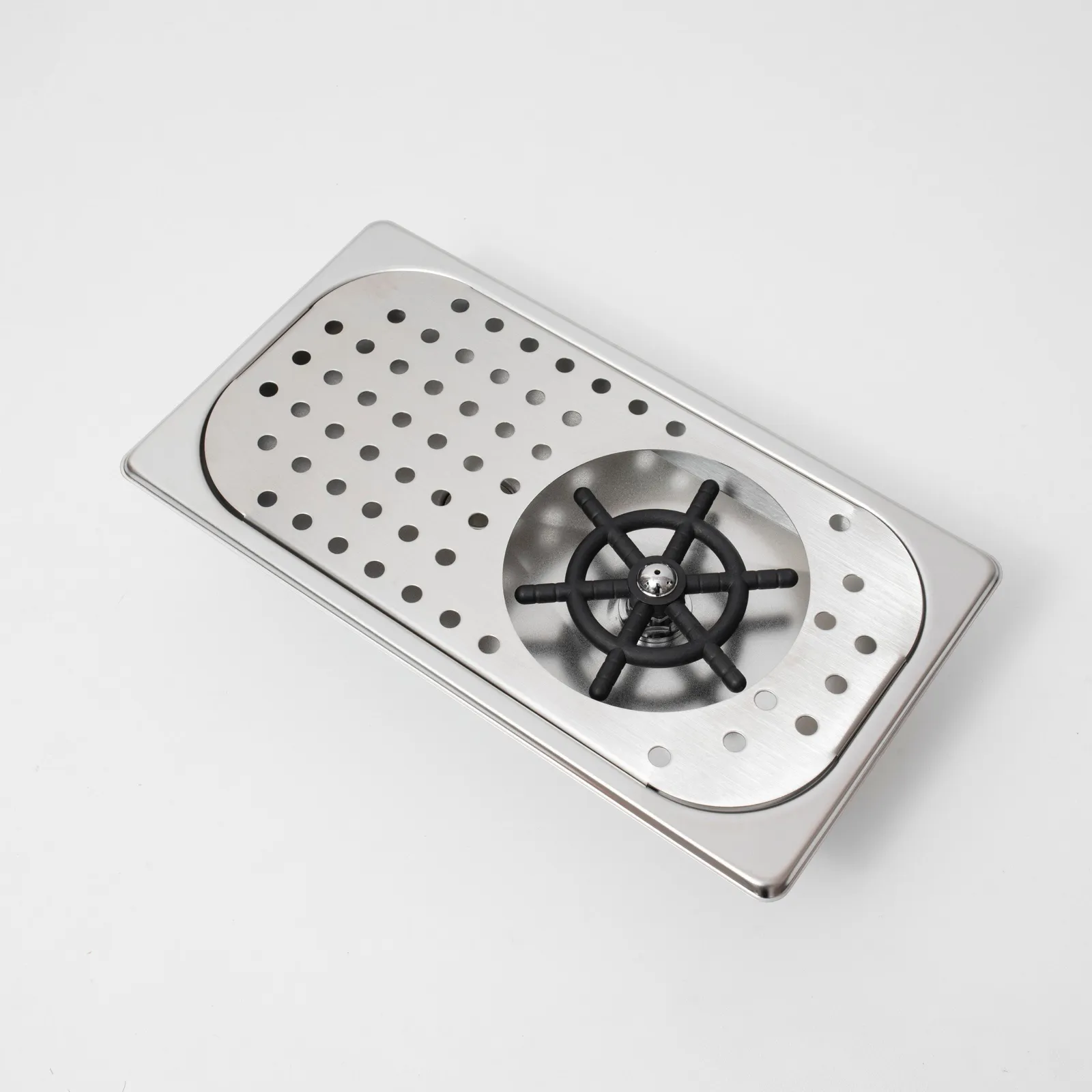 Khay rửa ca ly quầy bar âm sàn inox 304 mã B1309 nhìn nghiêng thấy rõ mặt đục lỗ và vòi phun