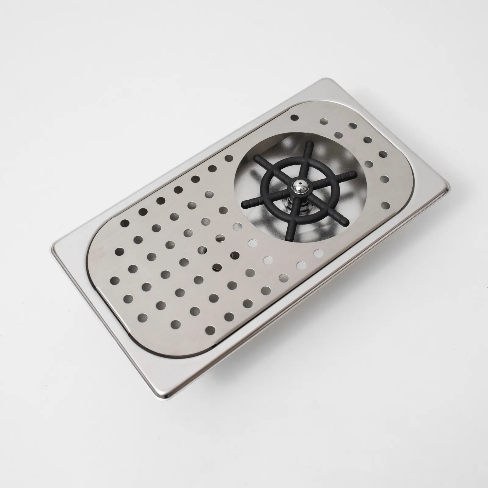 Cận cảnh mặt đục lỗ thoát nước của khay rửa ca ly quầy bar âm sàn inox 304 mã B1309